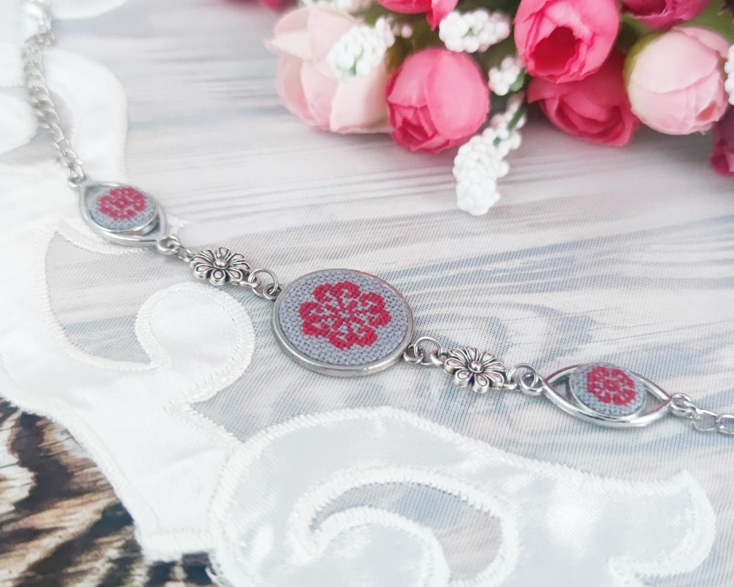 Браслет с вышивкой Романтика