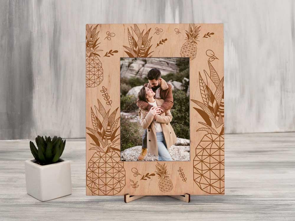 Фоторамка деревянная WoodPresentStudio Ананас 13х18 вертикальная Светлое дерево
