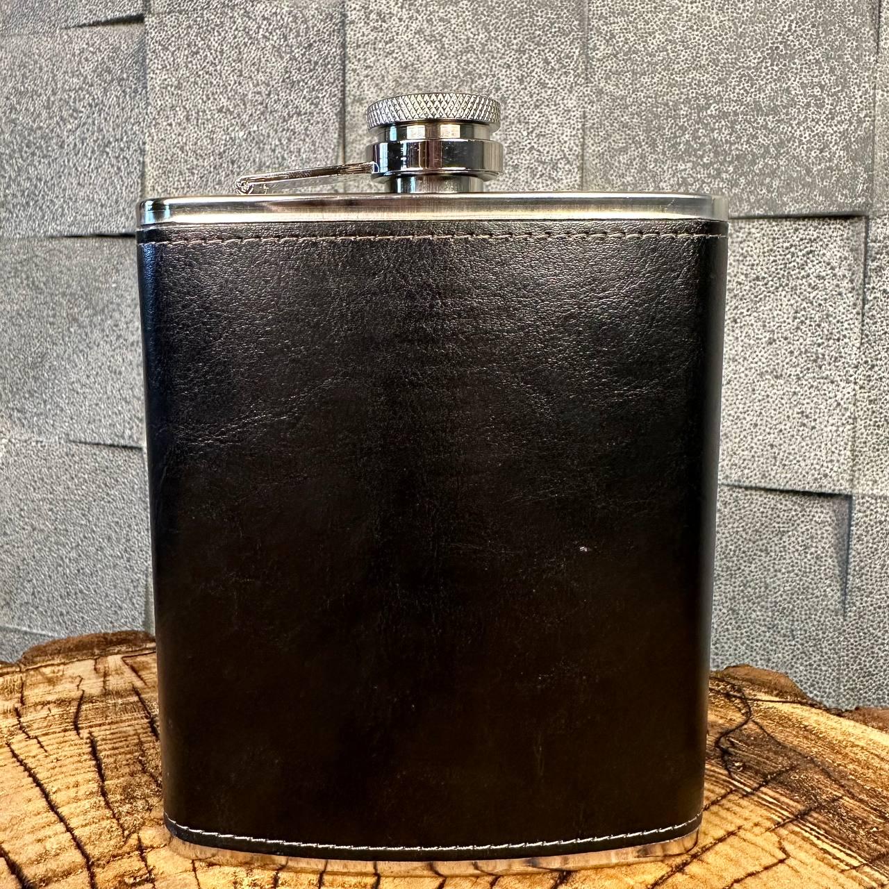 Фляга для алкоголя из нержавеющей стали в отделке из экокожи 530мл (61146) Фляга для алкоголя из нержавеющей стали в отделке из экокожи 530мл (61146)