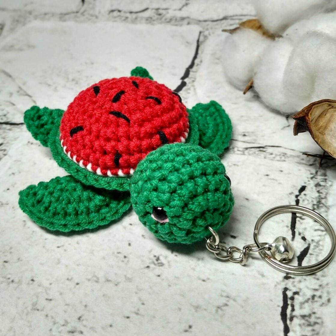 Брелок Черепашка Арбуз вязаный ручной работы амигуруми 8х5,5 см Зеленый (202-81-2)