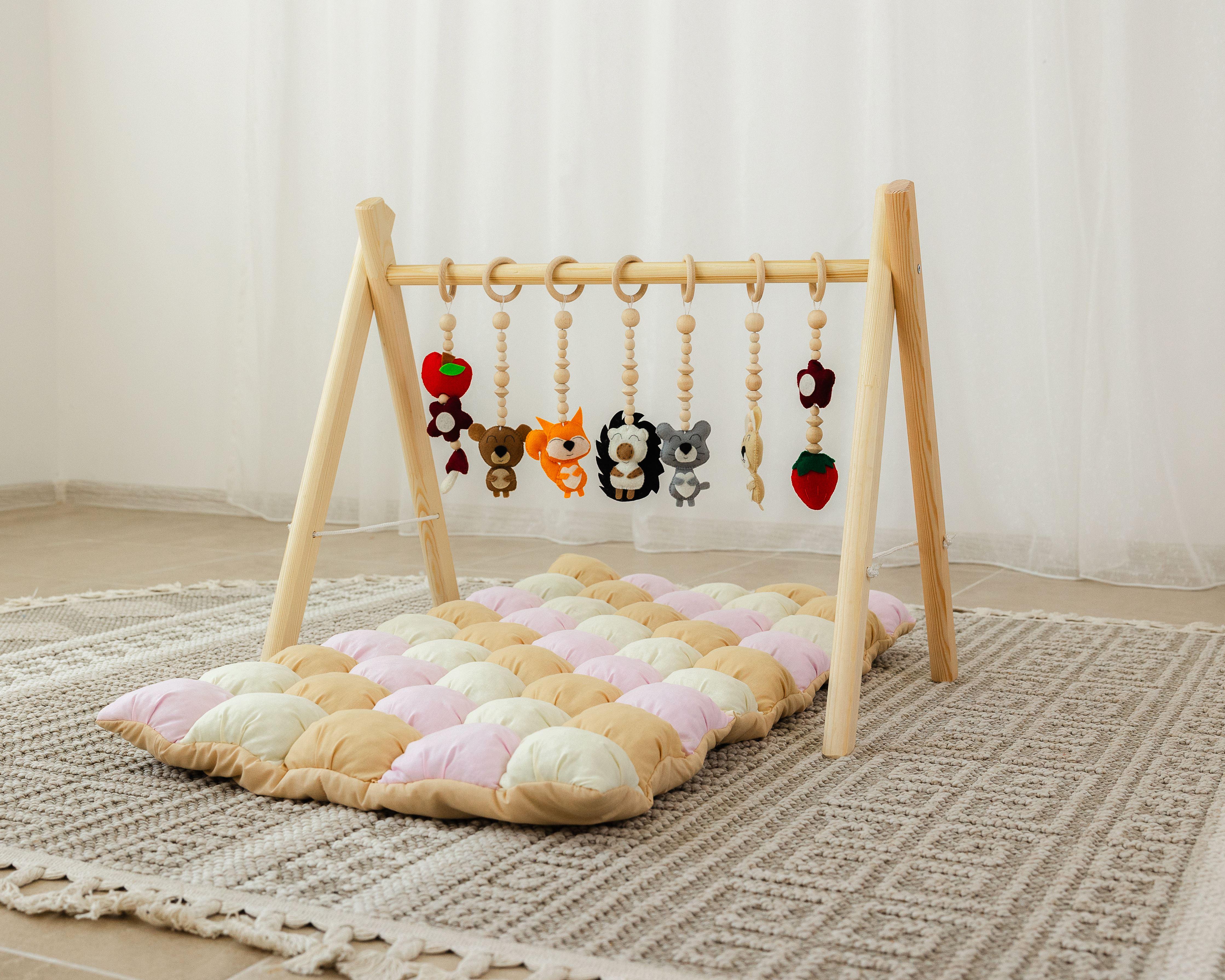 Мобиль деревянный напольный Монтессори Лесные зверьки с матрасом Лисенок (0002301)