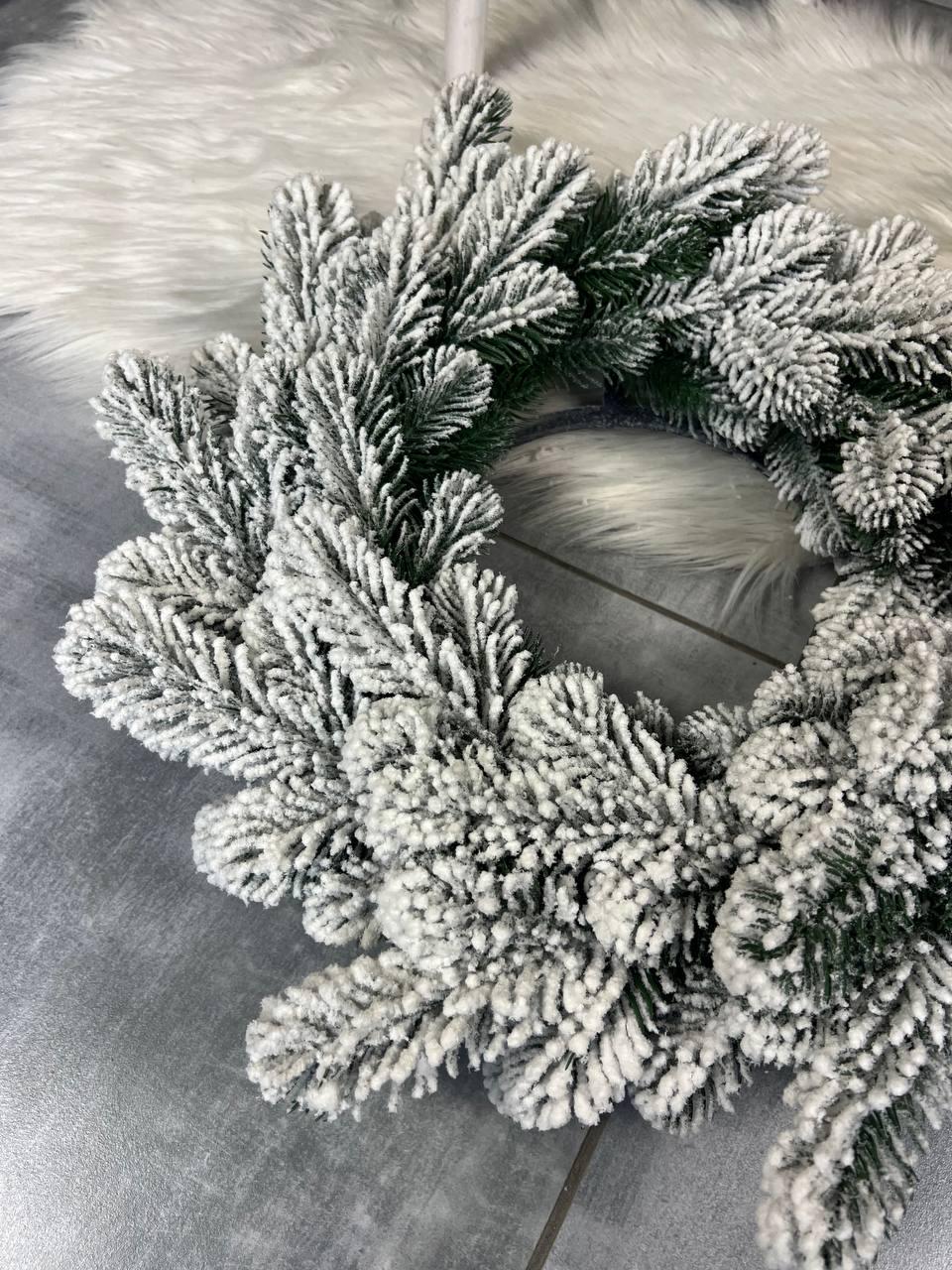 Новорічний засніжений вінок Тріумф зі штучної хвої 40 см Зелений (YA678605) - фото 3 Новорічний засніжений вінок Тріумф зі штучної хвої 40 см Зелений (YA678605) - фото 3