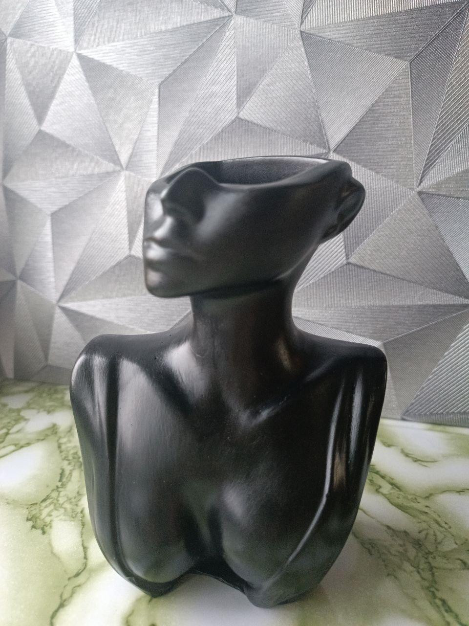 Ваза-кашпо Женский бюст из гипса ручной работы Черный Ваза-кашпо Женский бюст из гипса ручной работы Черный
