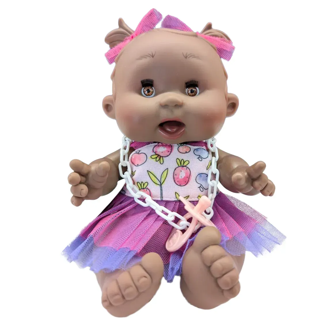 Пупс Nines d'Onil Pepote виниловая в платье с фруктами 26 см Розовый (150-98-0434NN) Пупс Nines d'Onil Pepote виниловая в платье с фруктами 26 см Розовый (150-98-0434NN)