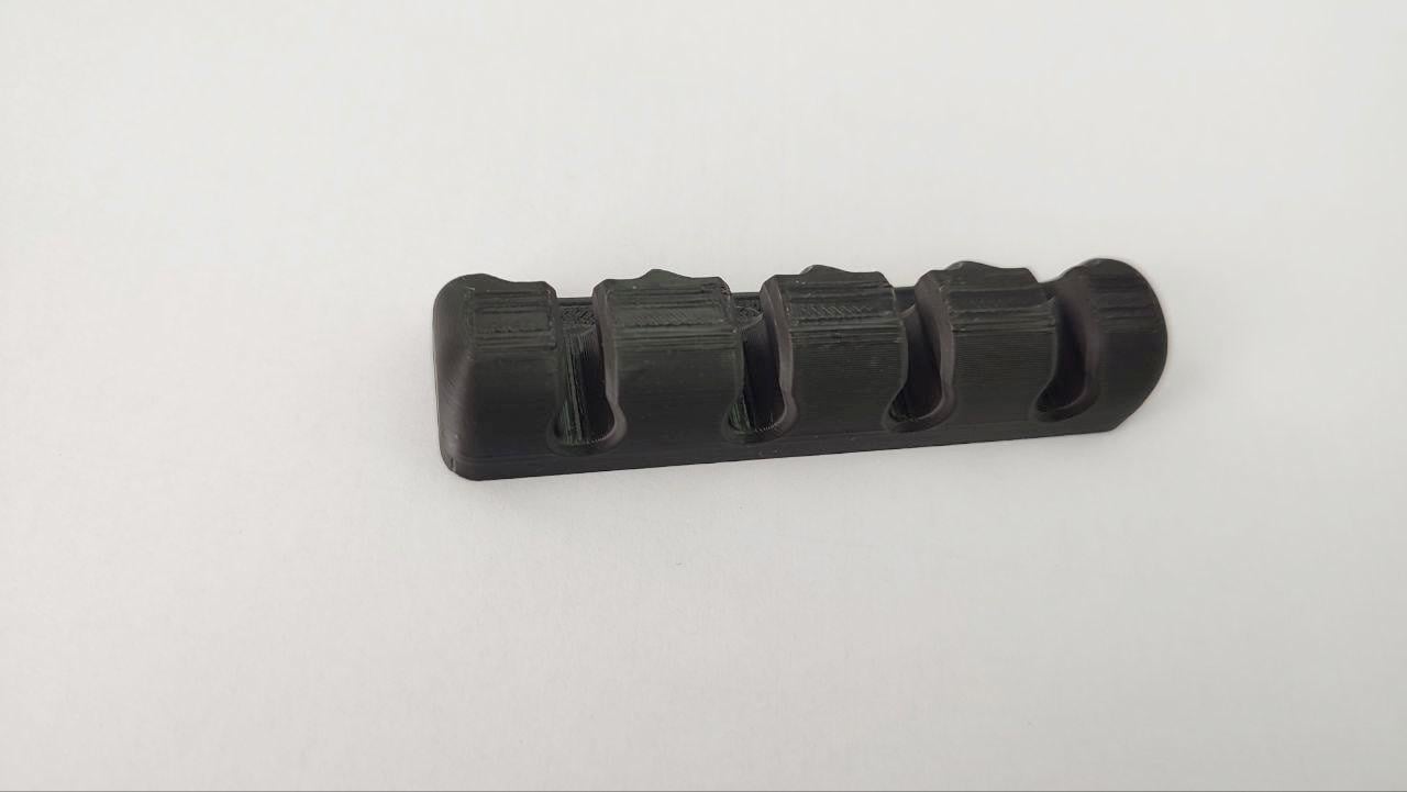 Органайзер для кабелів 4 отвори пластиковий - фото 3