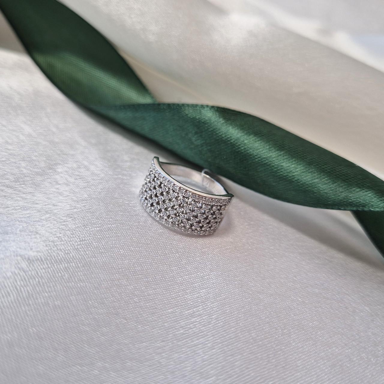 Кольцо широкое с белыми камнями серебро 925 пробы родированное 4,50 г р. 18 (4703р)