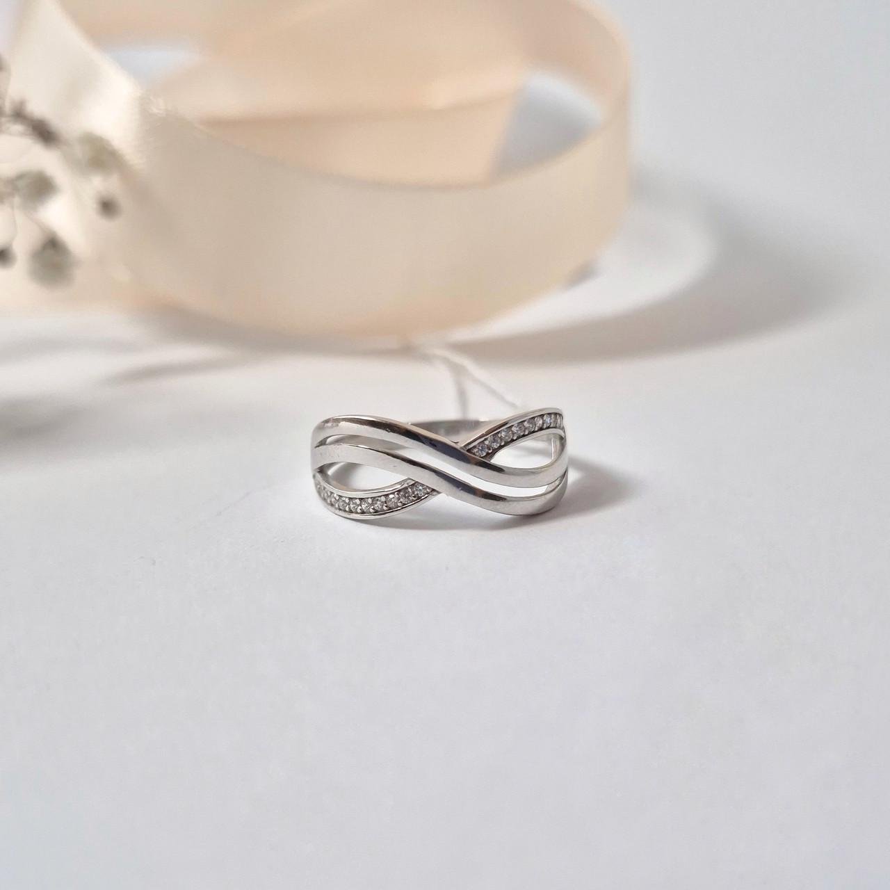 Каблучка з білими каменями нескінченність срібло 925 проби родоване р. 19.0 - фото 4 Каблучка з білими каменями нескінченність срібло 925 проби родоване р. 19.0 - фото 4