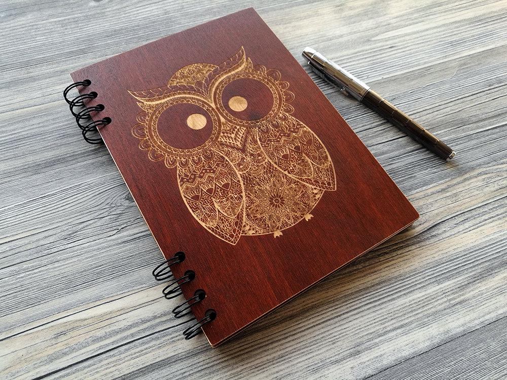 Блокнот в дерев'яній обкладинці WoodPresentStudio Сова 80 аркушів чорні без лінівки Червоне дерево Блокнот в дерев'яній обкладинці WoodPresentStudio Сова 80 аркушів чорні без лінівки Червоне дерево
