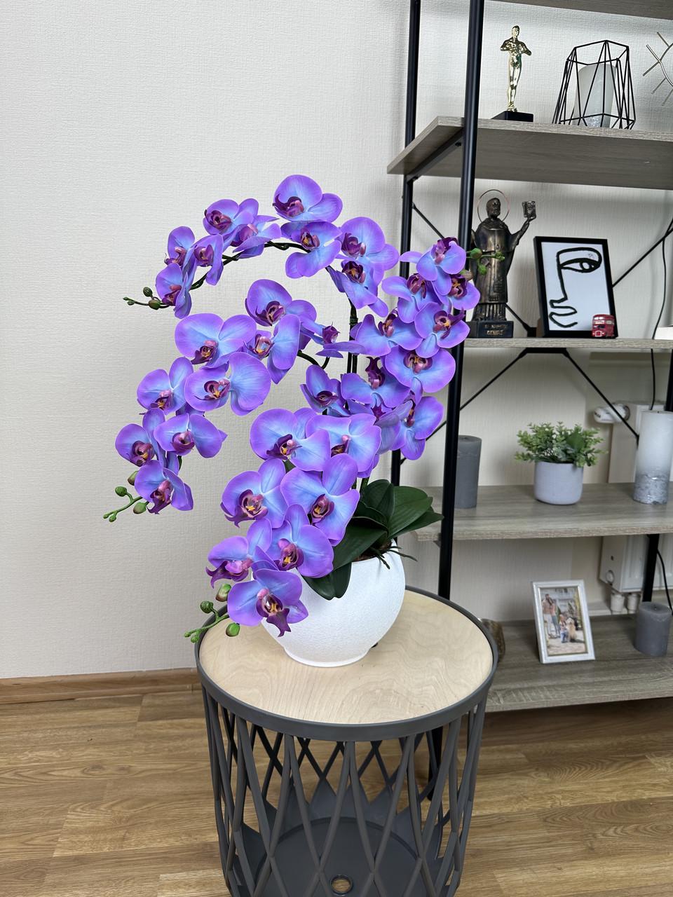 Композиция из искусственных орхидей из латекса Premium 4 веточки в круглом белом керамическом кашпо Сиреневый (А008)