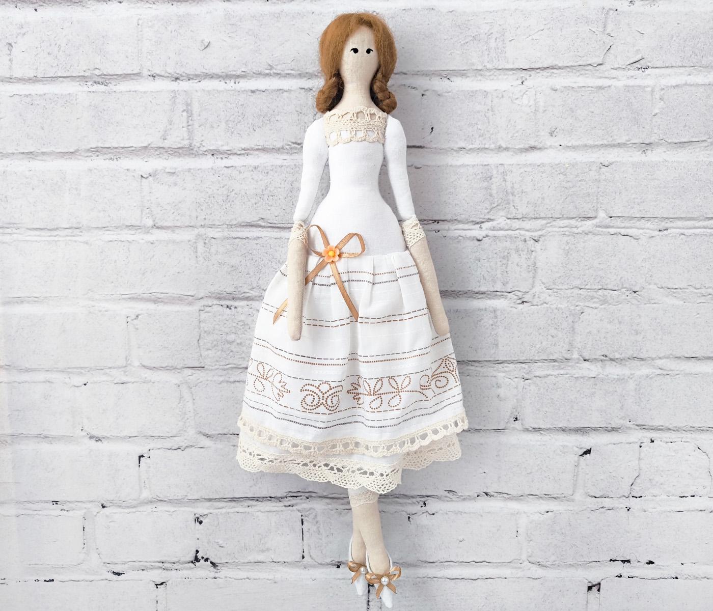 Интерьерная кукла в стиле тильда в платье Белый/Бежевый (32200128)