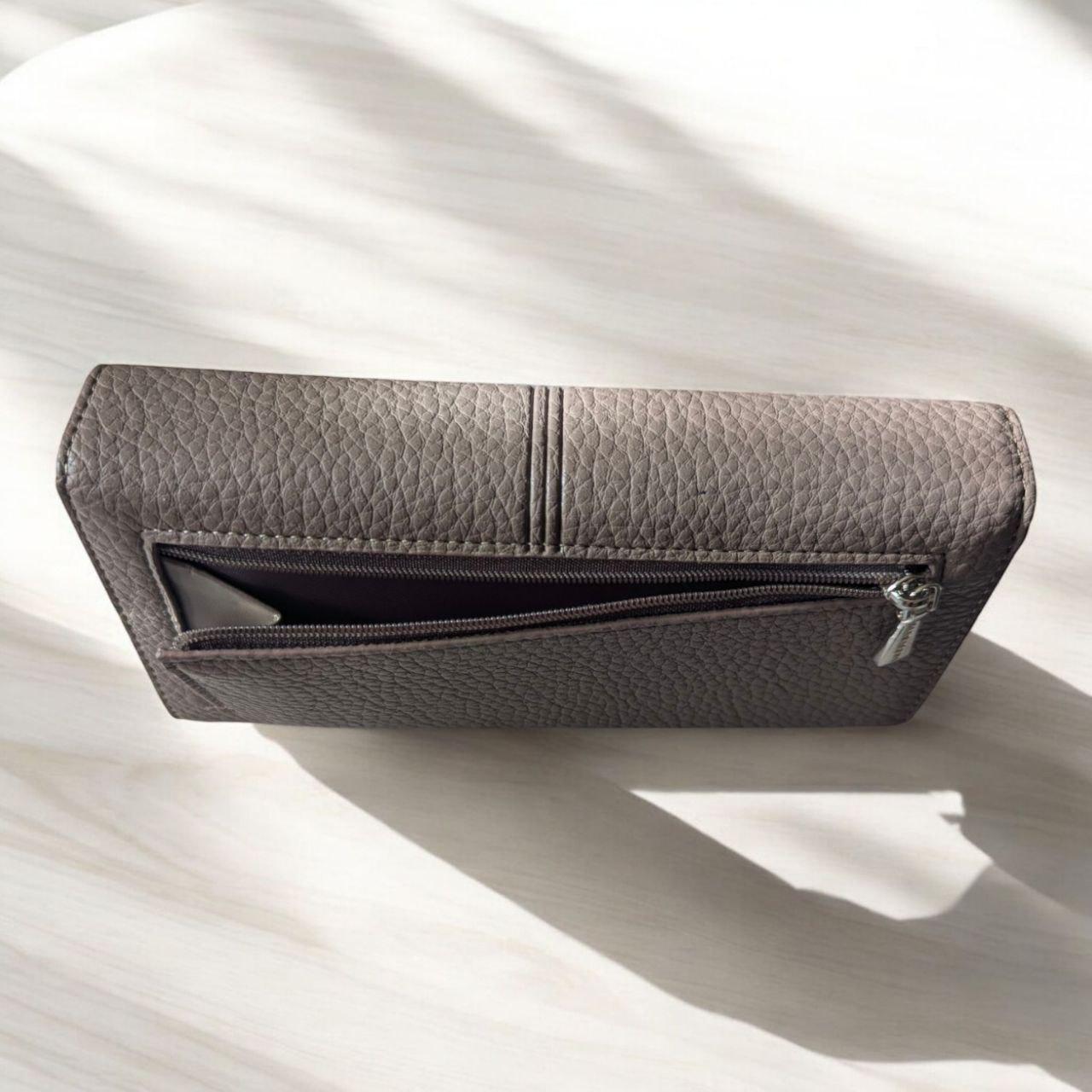 Гаманець жіночий великий на магніті із зовнішнім відділенням для монет Saralyn 19х10 см Бежевий (2-82A) - фото 3 Гаманець жіночий великий на магніті із зовнішнім відділенням для монет Saralyn 19х10 см Бежевий (2-82A) - фото 3