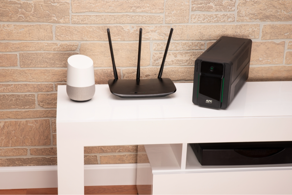 Джерело безперебійного живлення APC Easy UPS 900VA Schuko (BVX900LI-GR) - фото 4 Джерело безперебійного живлення APC Easy UPS 900VA Schuko (BVX900LI-GR) - фото 4