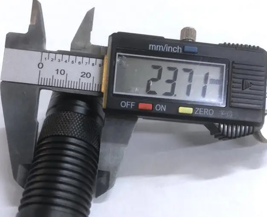 Лазерна указка UKC синій промінь до 50 км акумулятори 2х16340/5 насадок/металевий корпус 10000 мВт Чорний (22981457) - фото 3 Лазерна указка UKC синій промінь до 50 км акумулятори 2х16340/5 насадок/металевий корпус 10000 мВт Чорний (22981457) - фото 3