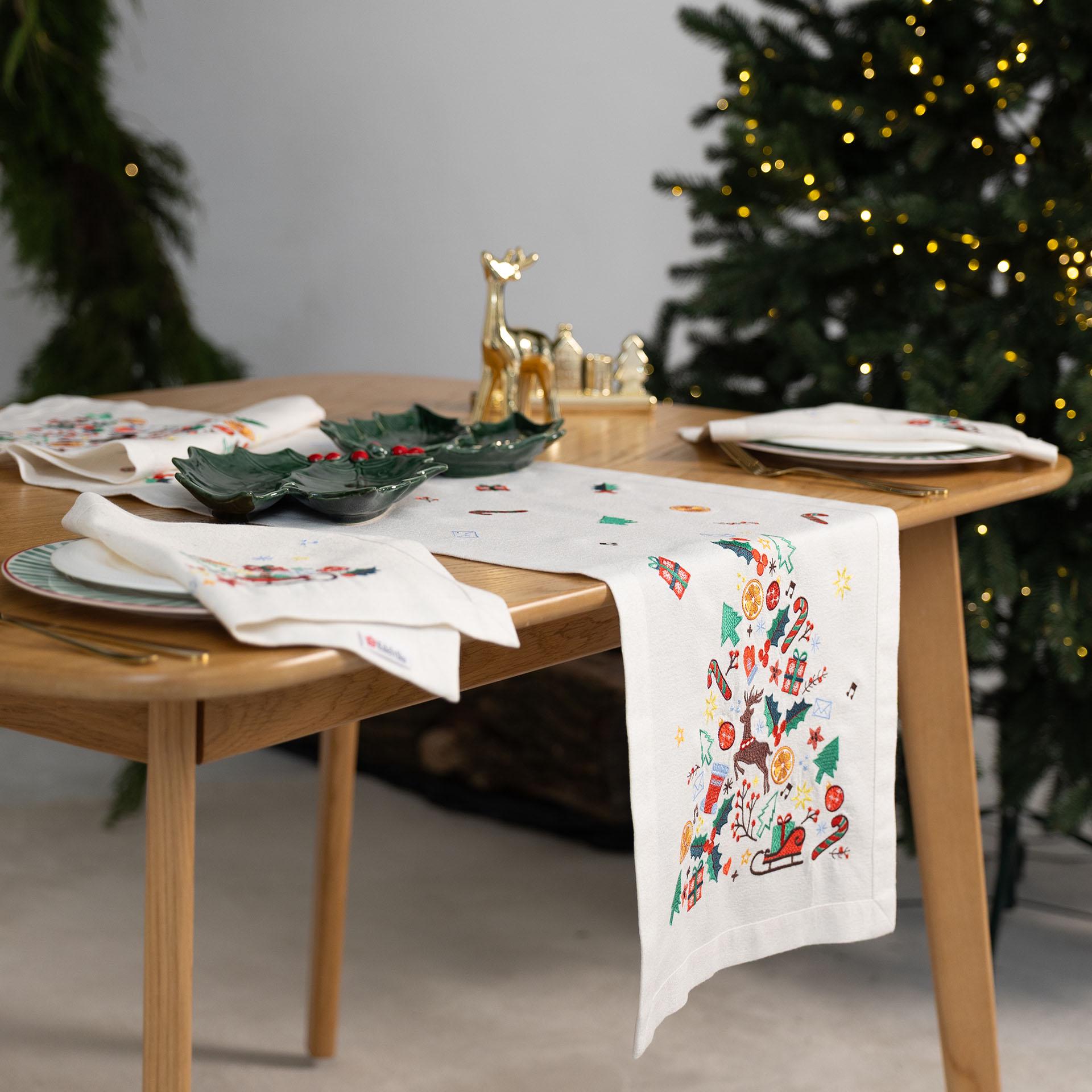 Доріжка на стіл новорічна Едельвіка Різдвяна мелодія 1,40х0,40 м (553-25/00) - фото 2 Доріжка на стіл новорічна Едельвіка Різдвяна мелодія 1,40х0,40 м (553-25/00) - фото 2