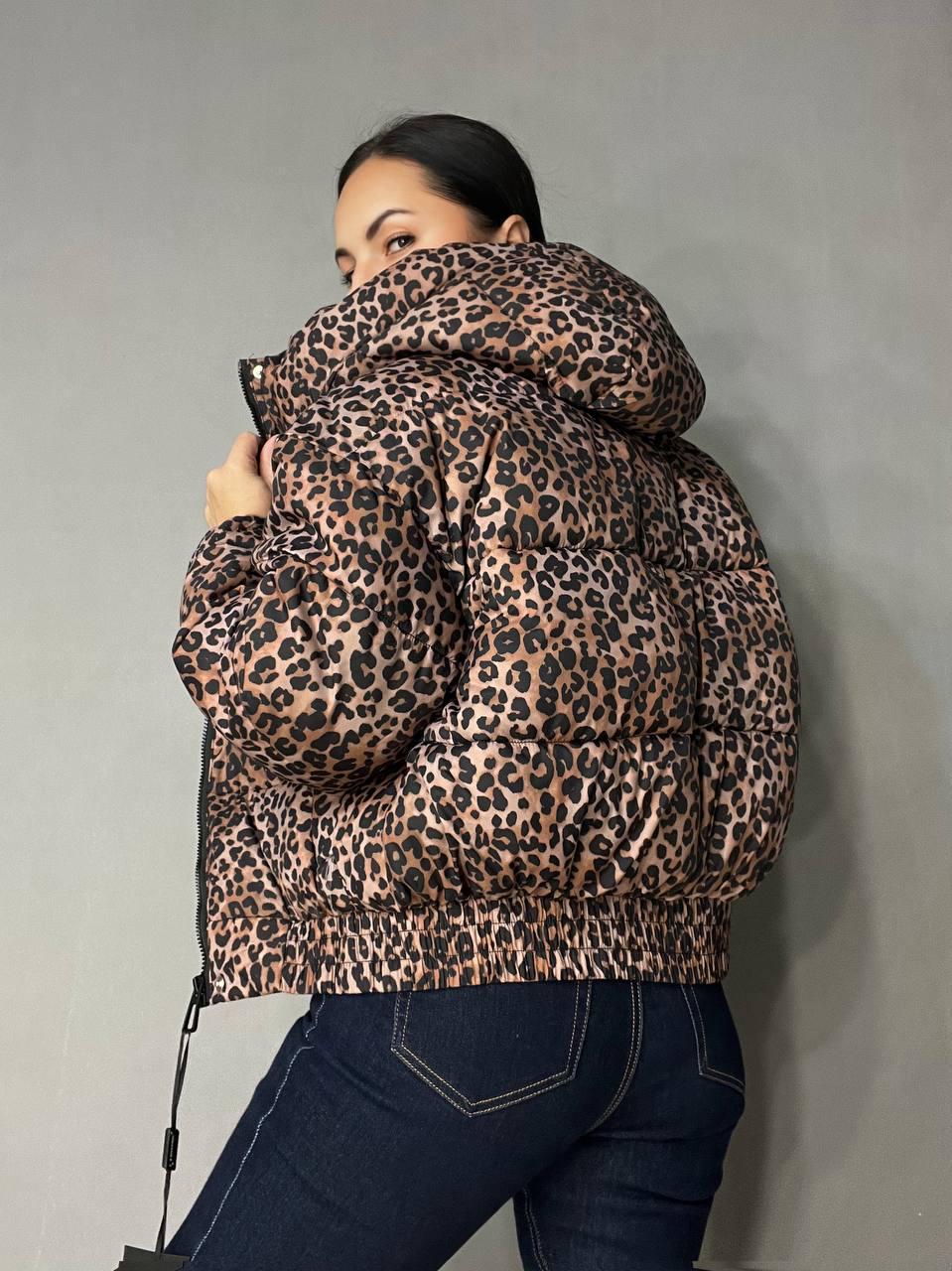 Куртка женская Lady Yep 9006 короткая с капюшоном леопардовый принт на резинке демисезонная р. 46 Коричневый (3277) - фото 7 Куртка женская Lady Yep 9006 короткая с капюшоном леопардовый принт на резинке демисезонная р. 46 Коричневый (3277) - фото 7