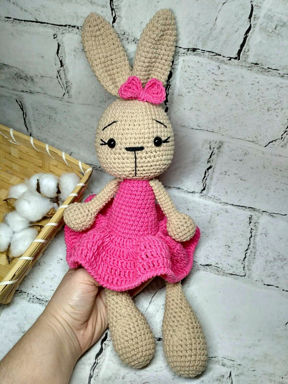 М'яка в'язана іграшка ручної роботи Зайчик Ліліт в сукні 25 см Рожевий (202-9-2) - фото 2 М'яка в'язана іграшка ручної роботи Зайчик Ліліт в сукні 25 см Рожевий (202-9-2) - фото 2