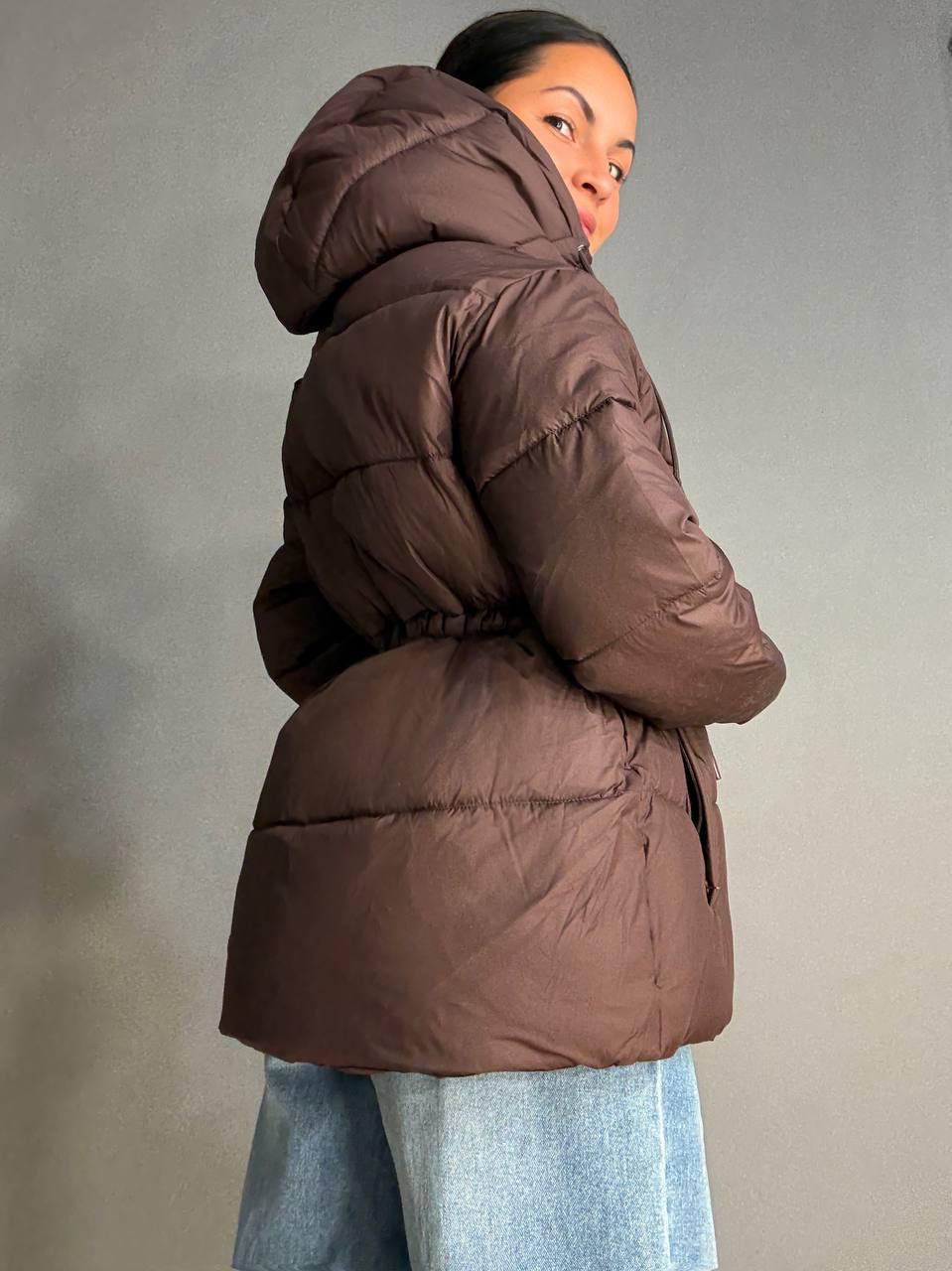 Куртка женская AN 9020-1 удлиненная с капюшоном и затяжкой талии р. 46 Коричневый - фото 3 Куртка женская AN 9020-1 удлиненная с капюшоном и затяжкой талии р. 46 Коричневый - фото 3