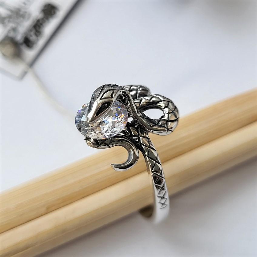 Кольцо женское из серебра Змея вставка кубического циркония 925 проба р. 18,5 3,10 г (1221)