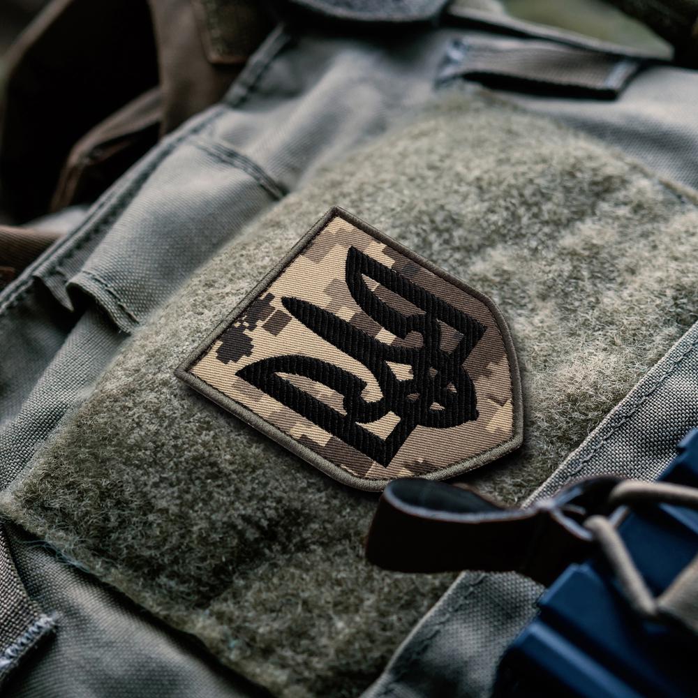 Набор шевронов на липучке Тризуб Украины 8х10 см 2 шт. Черный на пикселе (26907) - фото 2 Набор шевронов на липучке Тризуб Украины 8х10 см 2 шт. Черный на пикселе (26907) - фото 2