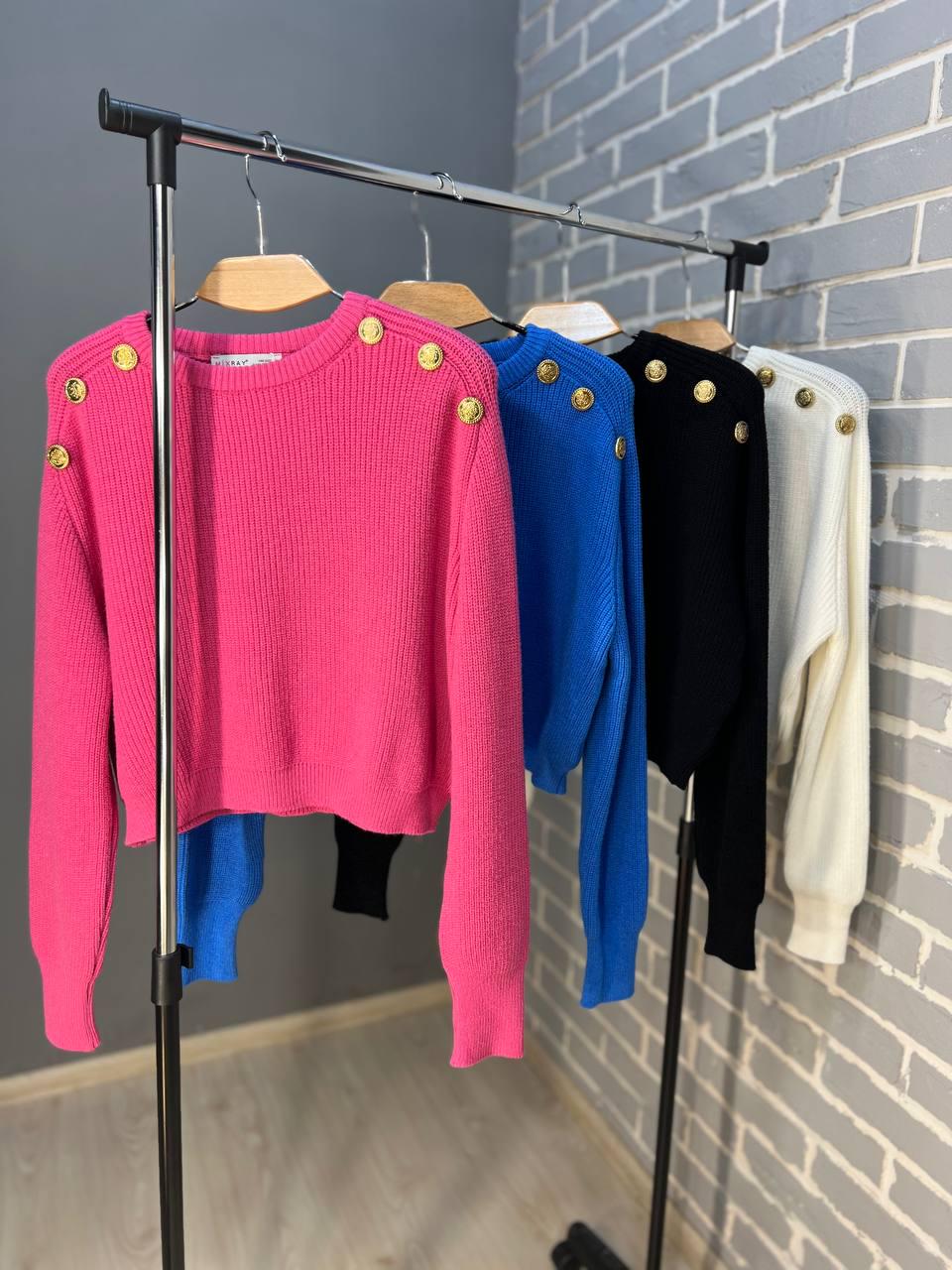 Свитер женский MIX RAY 6733 золотые пуговицы на плечах укороченный свободный OS Черный (1211) - фото 8