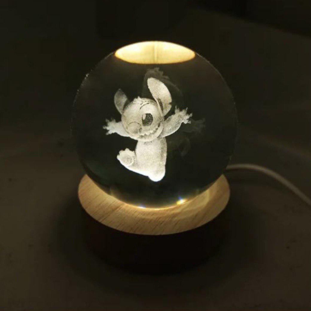 Ночник-хрустальный шар Стич на деревянной подставке LED подсветки/от 6 см USB (м00513) Ночник-хрустальный шар Стич на деревянной подставке LED подсветки/от 6 см USB (м00513)