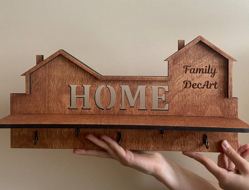 Панно декоративне на стіну в кухню вітальню спальню Decart Ключниця з дерева Home з індивідуальним написом 65х32 см