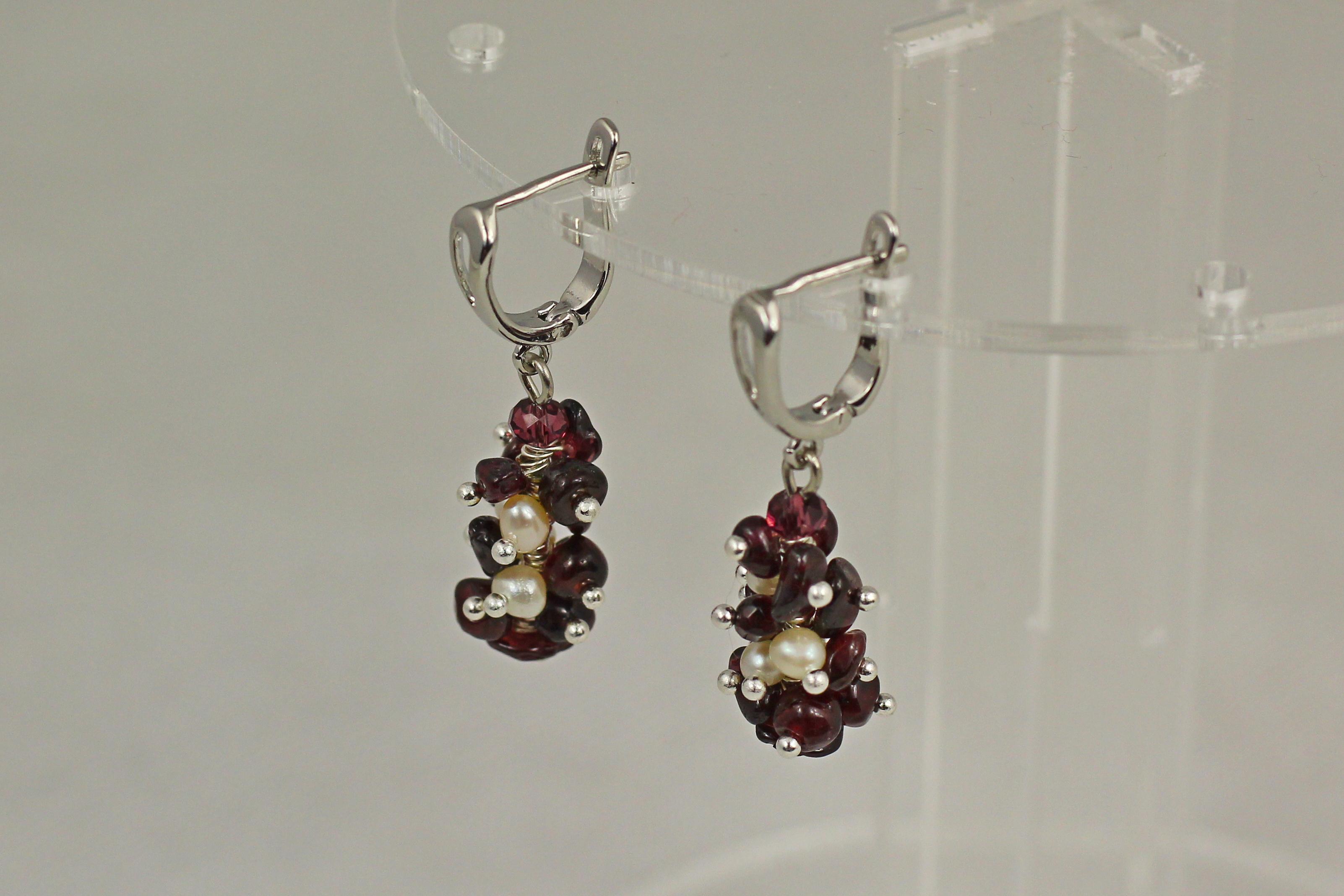 Сережки-підвіски з натурального граната та річковими перлинами 4,5 см Сріблястий (29186808)