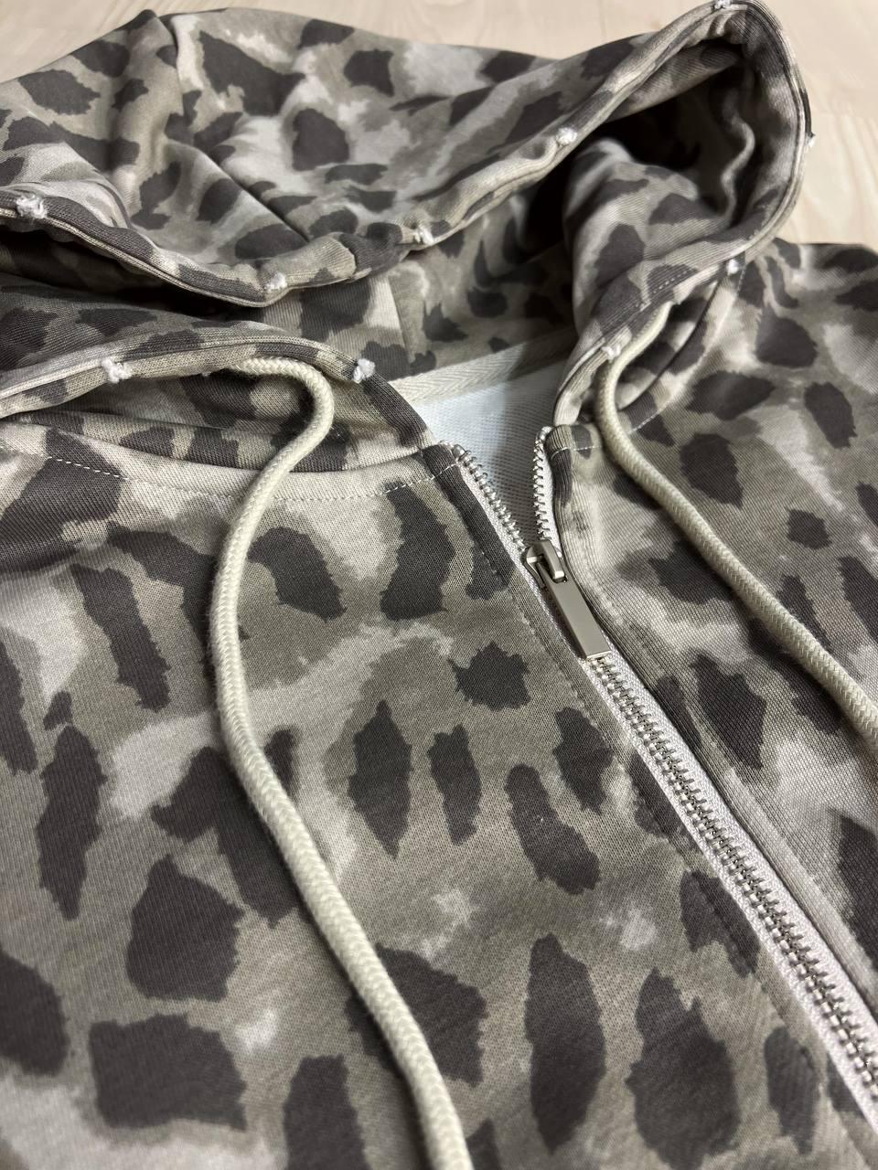 Костюм женский A-N 2749 худи капюшон брюки палаццо леопардовый принт тринитка M Серый (2746) - фото 2 Костюм женский A-N 2749 худи капюшон брюки палаццо леопардовый принт тринитка M Серый (2746) - фото 2