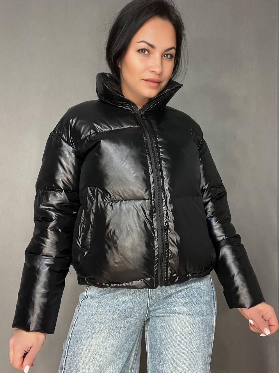 Куртка жіноча Lady Yep 9073 глянцева пуффер з кишенями без капюшона коротка р. 42 Чорний (3531)
