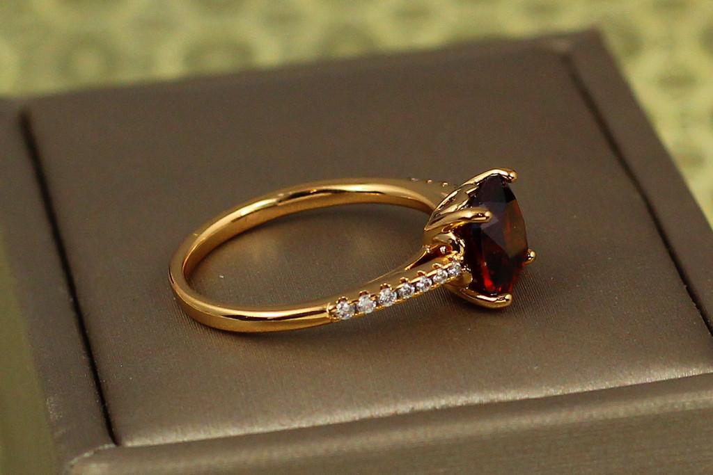 Кольцо Xuping Jewelry красный квадратный фианит с дорожками по бокам р. 16 Золотистый