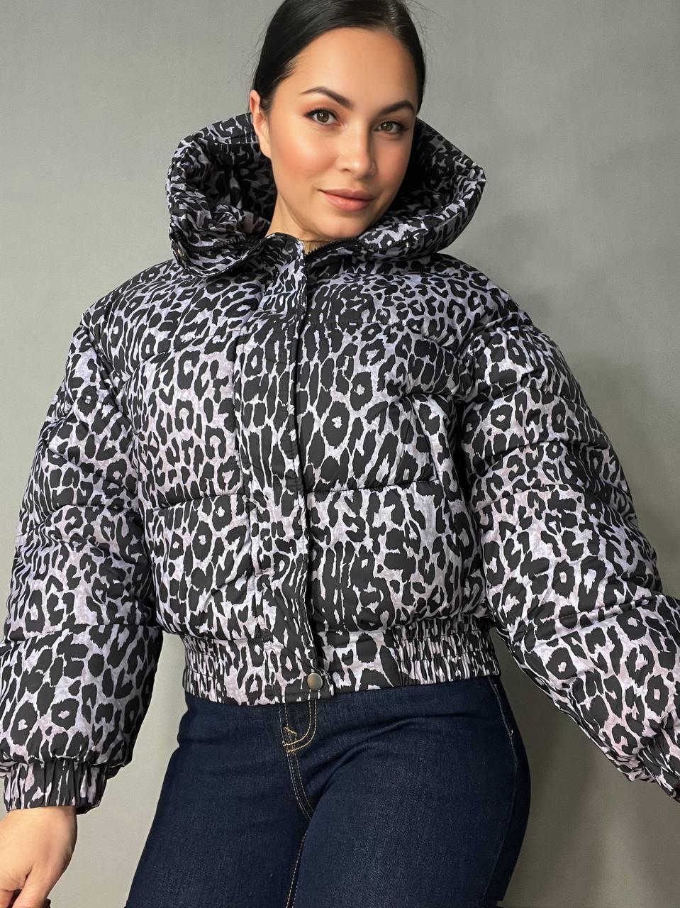 Куртка женская Lady Yep 9006 короткая с капюшоном леопардовый принт на резинке демисезонная р. 46 Серый (3280) - фото 6 Куртка женская Lady Yep 9006 короткая с капюшоном леопардовый принт на резинке демисезонная р. 46 Серый (3280) - фото 6