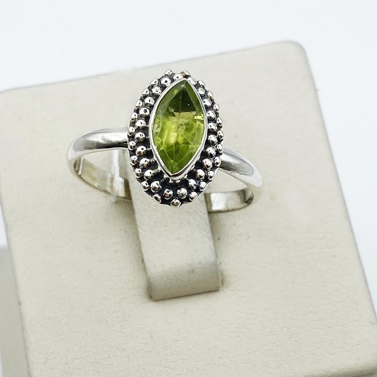 Кольцо серебряное с хризолитом р. 19 2,95 г (2422510710) Кольцо серебряное с хризолитом р. 19 2,95 г (2422510710)