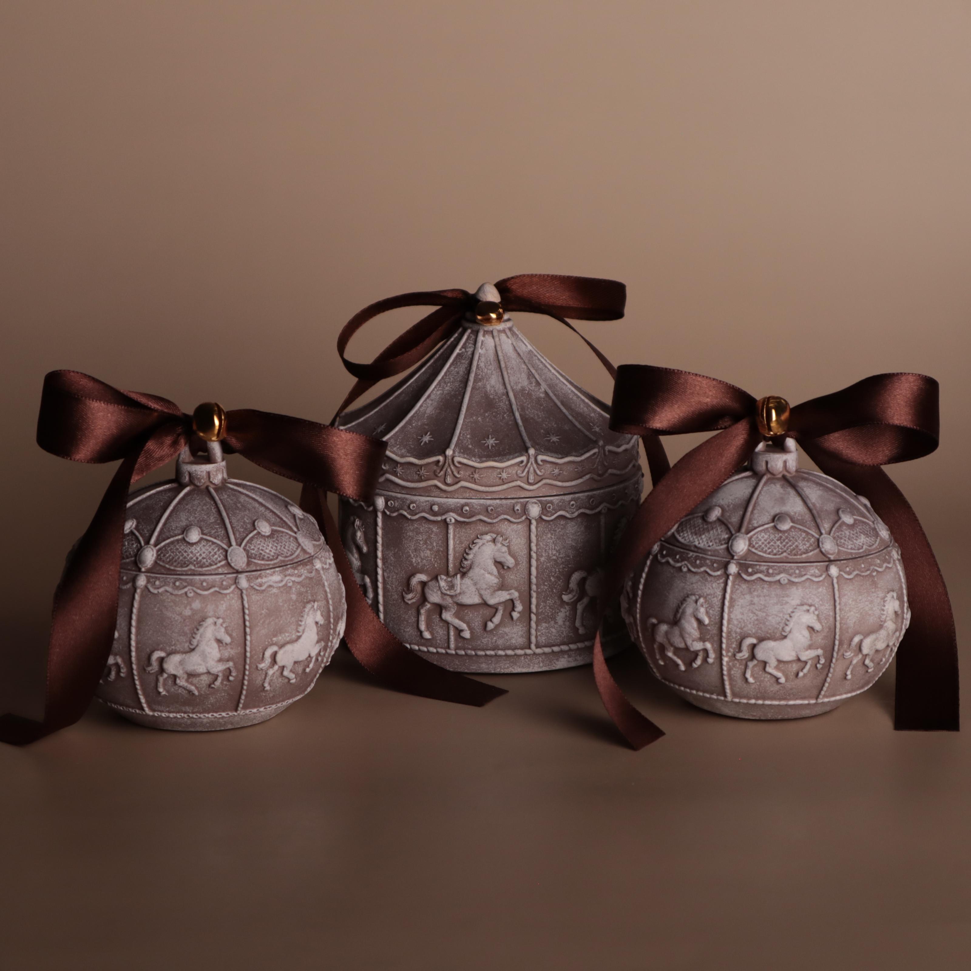 Подарунковий набір аромасвічок Wax Harmony Ваніль Карусель та Новорічна куля Коники Коричневий (300501)