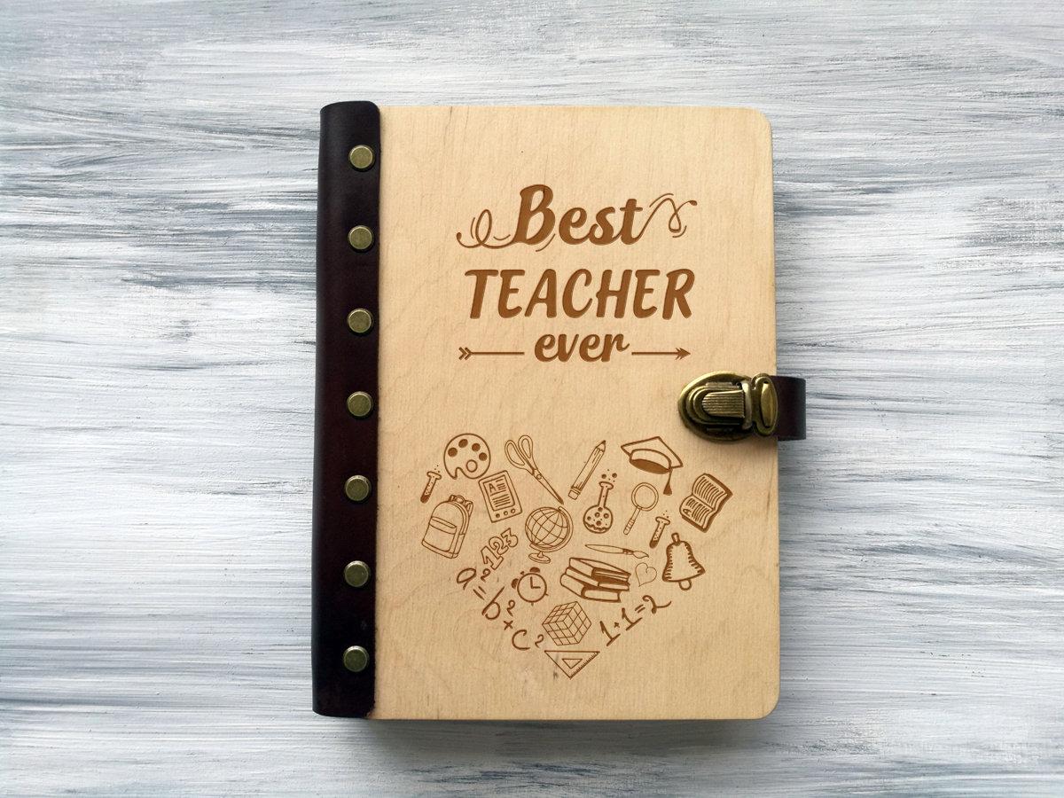 Блокнот для записів WoodPresentStudio «Best teacher» в обкладинці з дерева 100 аркушів чорні без лінівки Світле дерево - фото 1 Блокнот для записів WoodPresentStudio «Best teacher» в обкладинці з дерева 100 аркушів чорні без лінівки Світле дерево - фото 1
