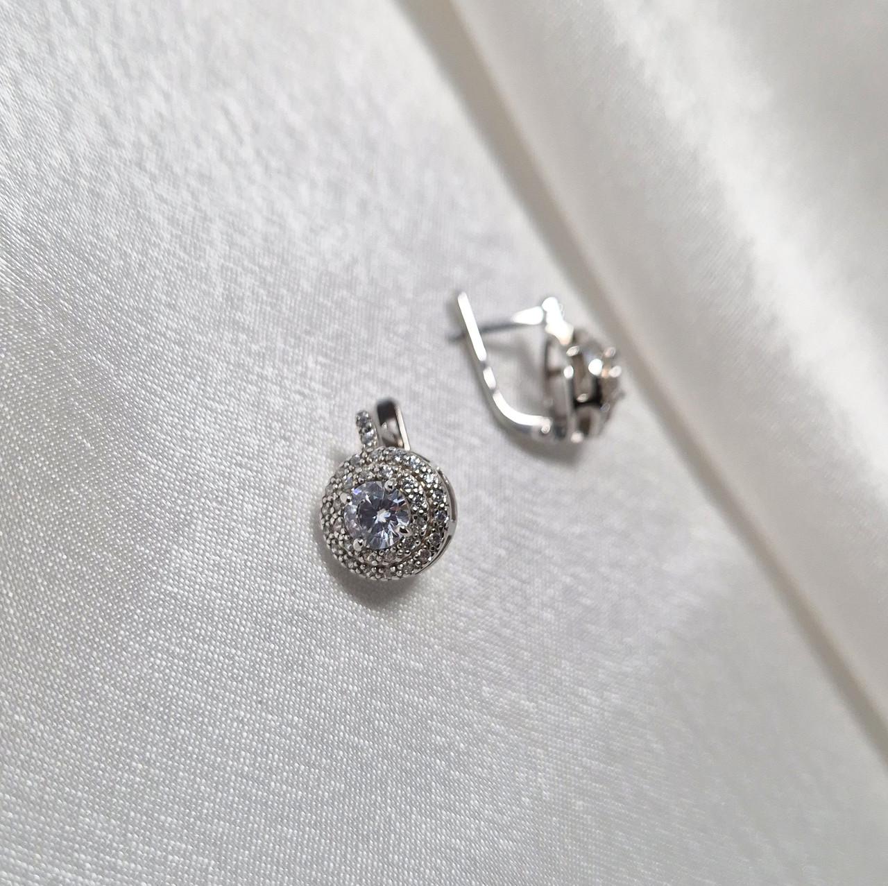 Серьги с белыми камнями серебро 925 пробы родированное 3,30 г (82053б)