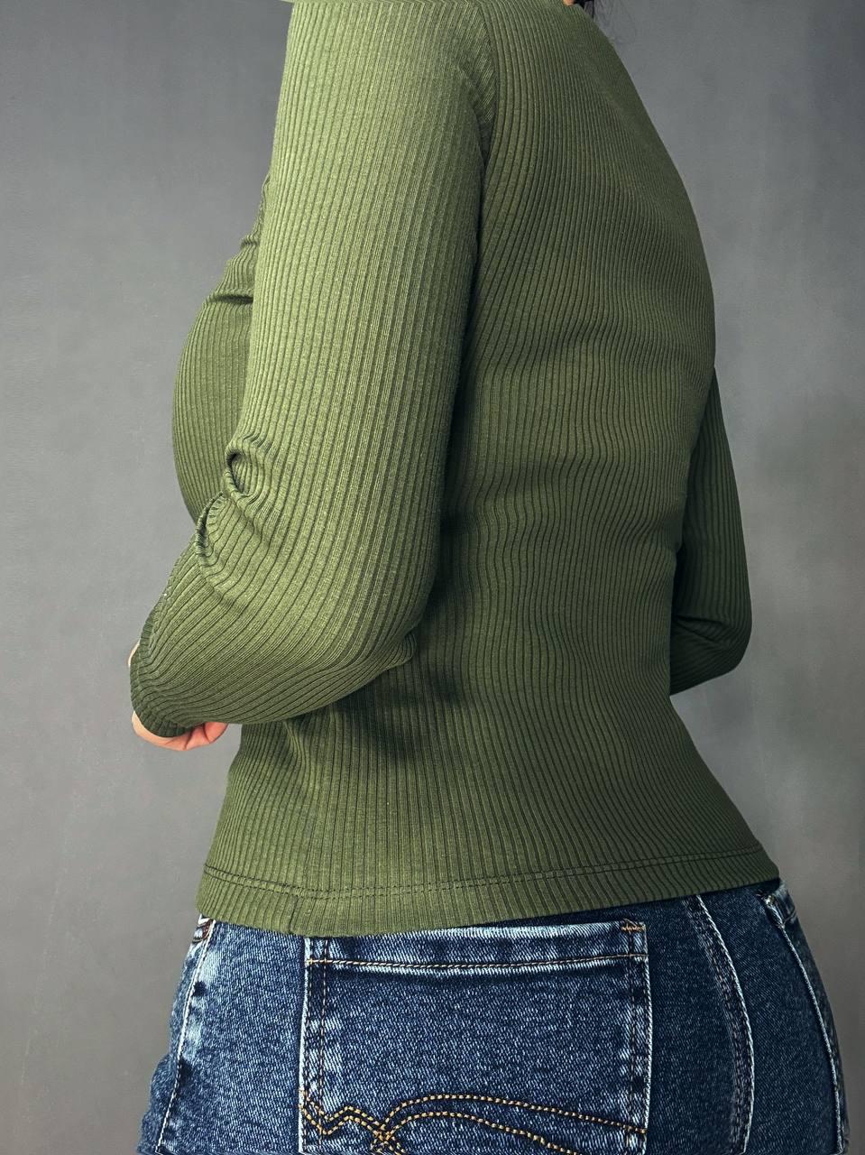 Лонгслів жіночий ITAKA 5370 гольф з акцентним вирізом на груді в рубчик OS Хакі (1173) - фото 4 Лонгслів жіночий ITAKA 5370 гольф з акцентним вирізом на груді в рубчик OS Хакі (1173) - фото 4