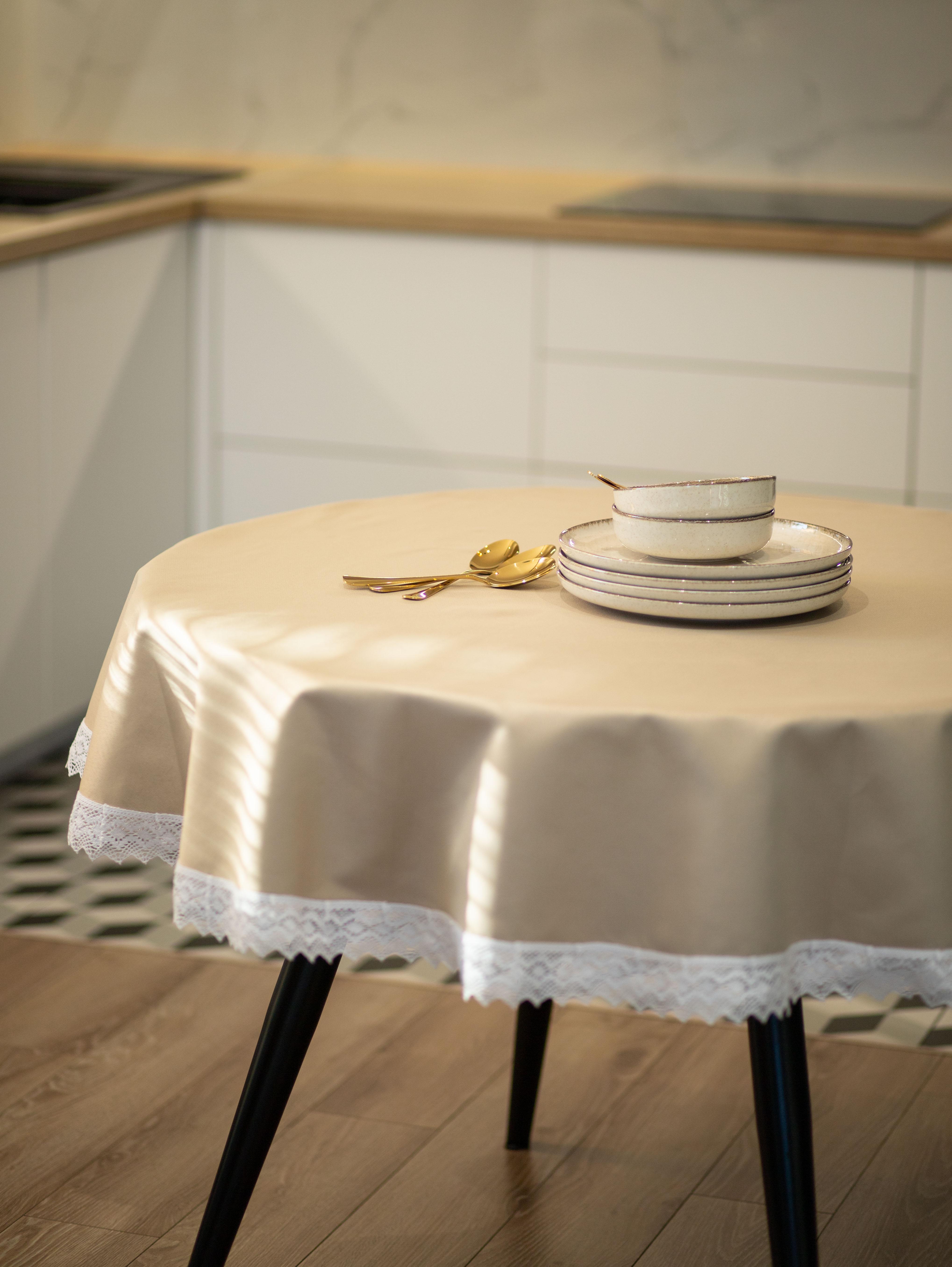 Скатертина бежева на круглий стіл з мереживом 1,4 м Бежевый (56-19/00)