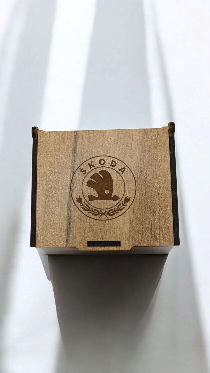 Ароматизатор в дифлектор для авто Skoda Auto из войлока и аромапарфюм 5 мл (77) - фото 5