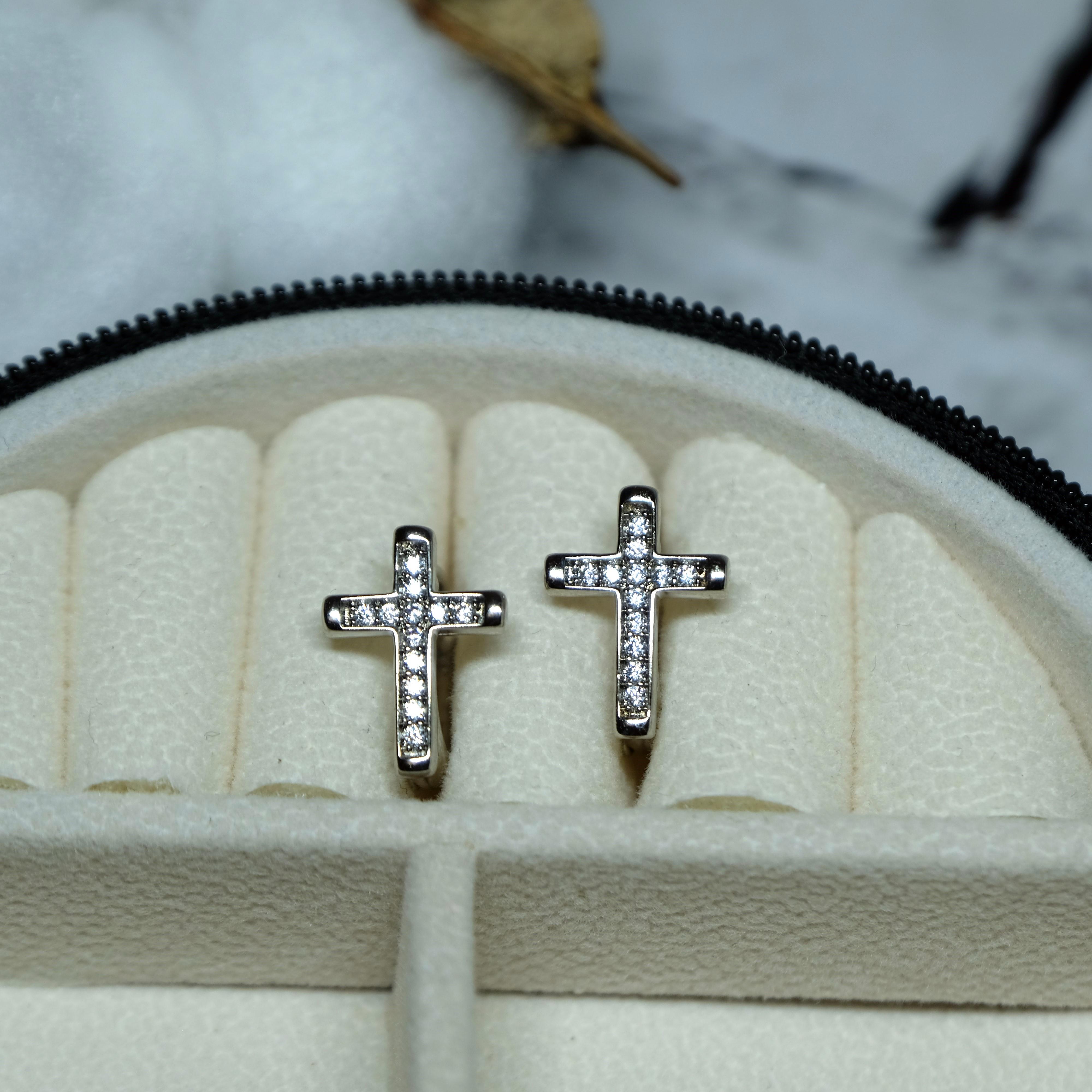 Сережки-кольца Xuping Jewerly крестики с белым цирконом из медицинского сплава родий 13х10 мм (XCP-388) Сережки-кольца Xuping Jewerly крестики с белым цирконом из медицинского сплава родий 13х10 мм (XCP-388)