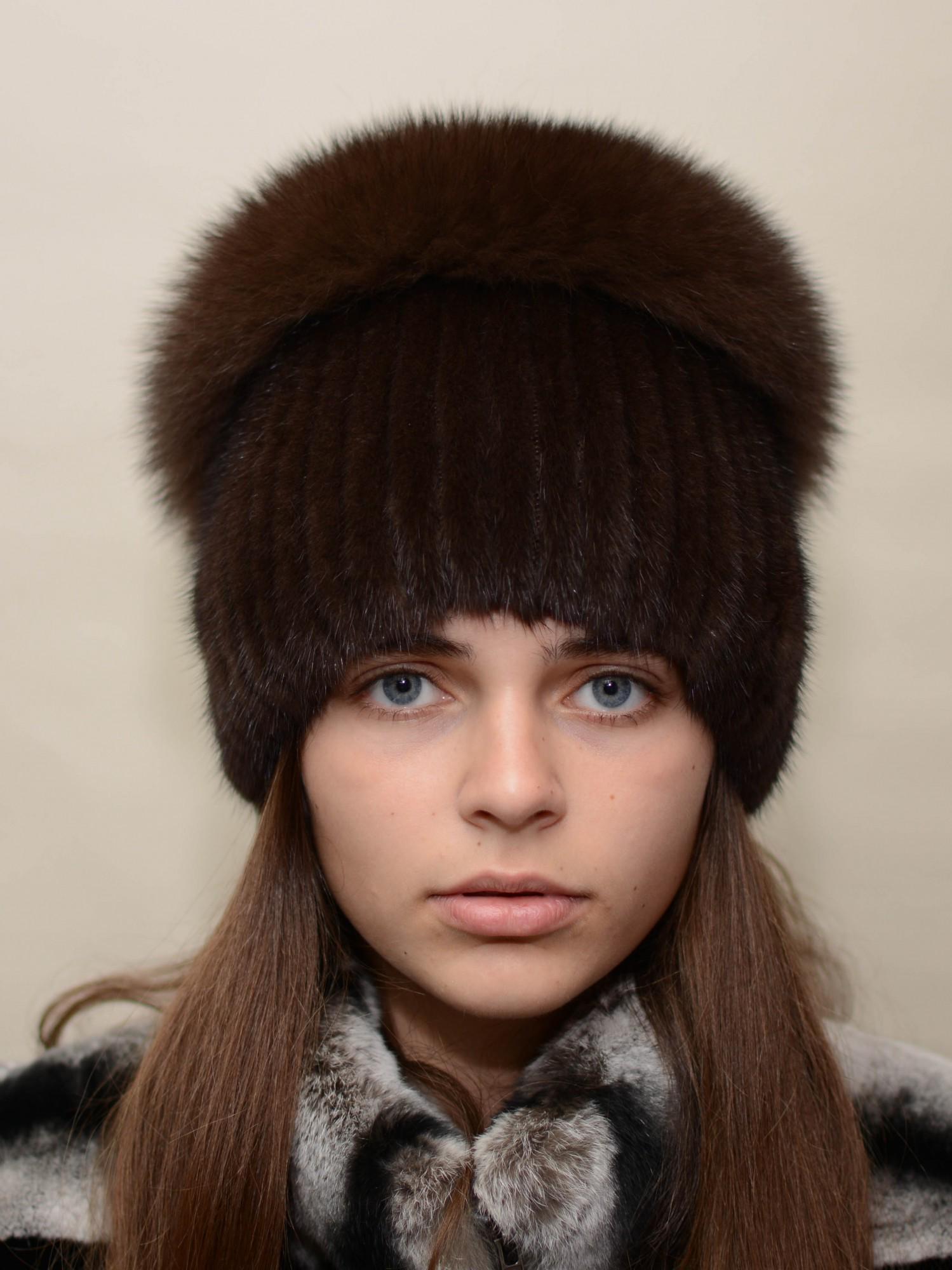 Зимняя женская шапка Меховой стиль Перо из вязаной норки с бубоном из песца M-L Коричневый (129/A)