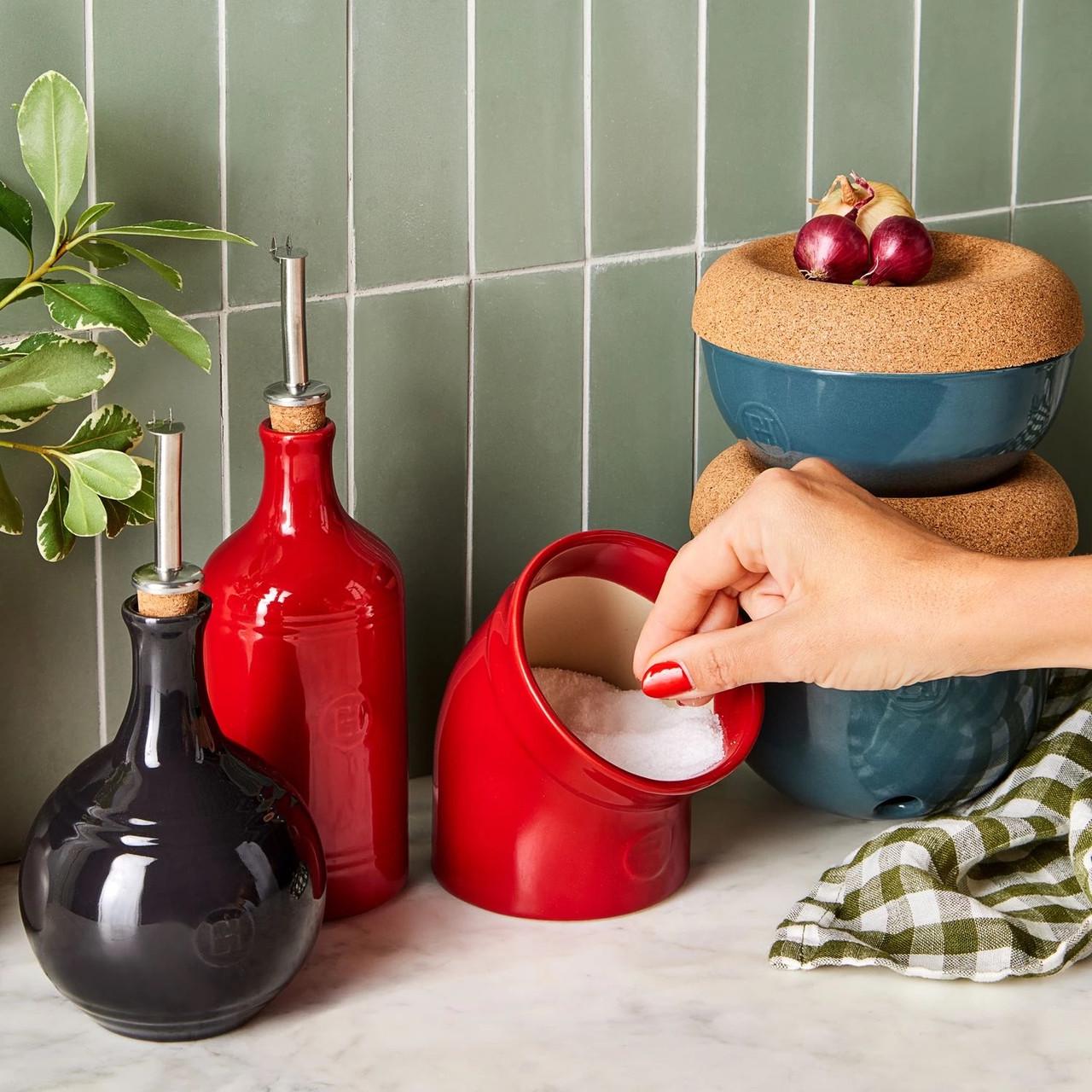 Ємність для солі керамічна Emile Henry Kitchen Tools 350 мл Червоний (340201) - фото 5 Ємність для солі керамічна Emile Henry Kitchen Tools 350 мл Червоний (340201) - фото 5