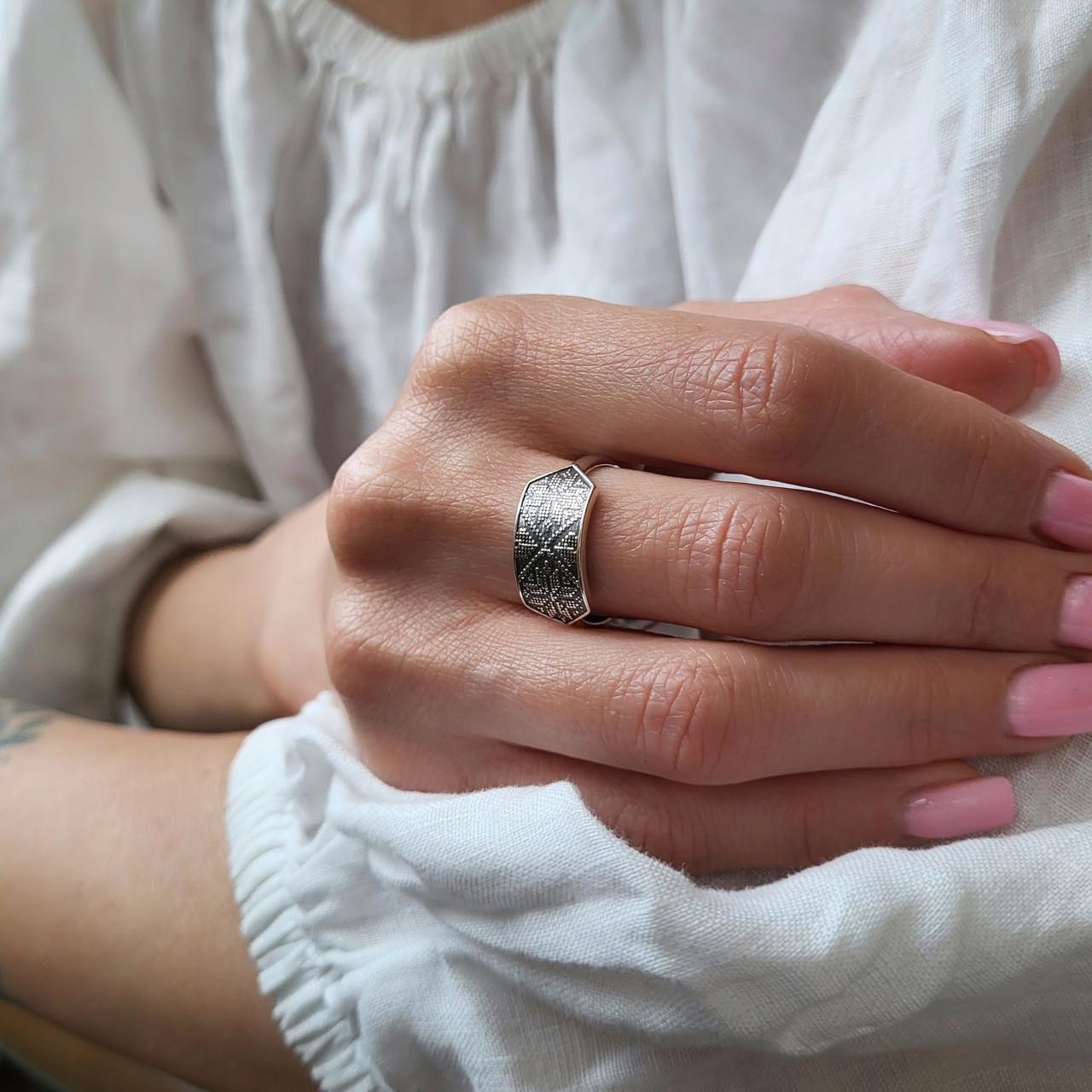 Кільце без каменів Вишиванка чорнене срібло 925 проби 2,58 г р. 19 (81758) - фото 5