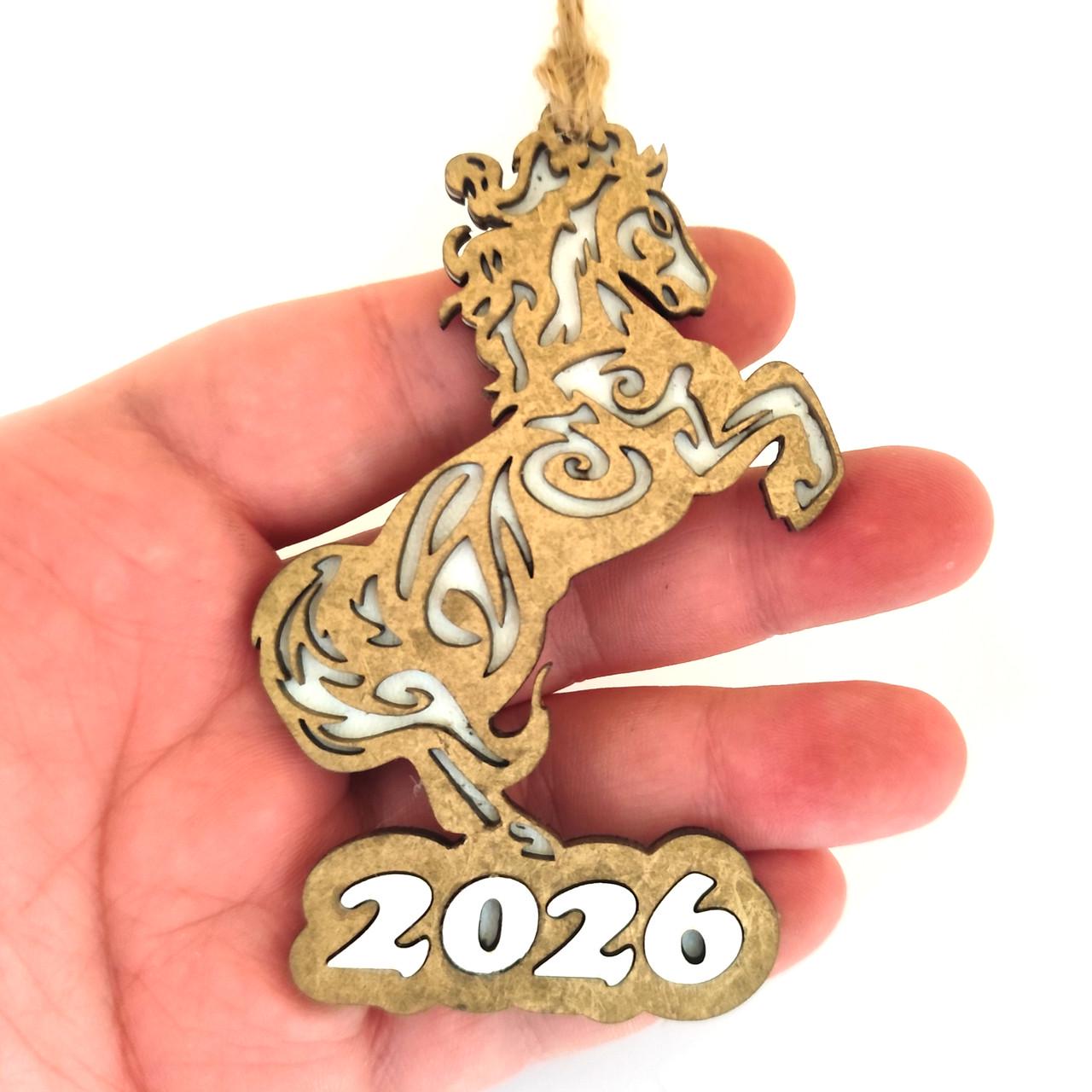 Игрушка новогодняя Год Лошади 2026 с магнитом ХДФ 10х6,5 см Золотистый (2787659069) - фото 2 Игрушка новогодняя Год Лошади 2026 с магнитом ХДФ 10х6,5 см Золотистый (2787659069) - фото 2