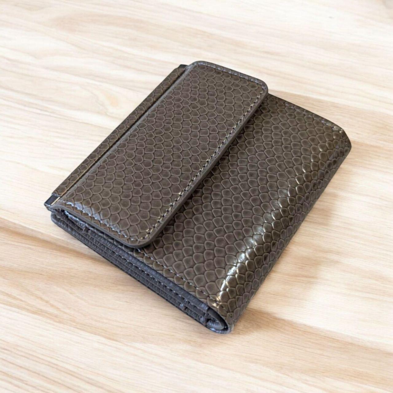 Гаманець жіночий лаковий на кнопці з відділенням для монет 11х10 см Коричневий (JE-1855) Гаманець жіночий лаковий на кнопці з відділенням для монет 11х10 см Коричневий (JE-1855)