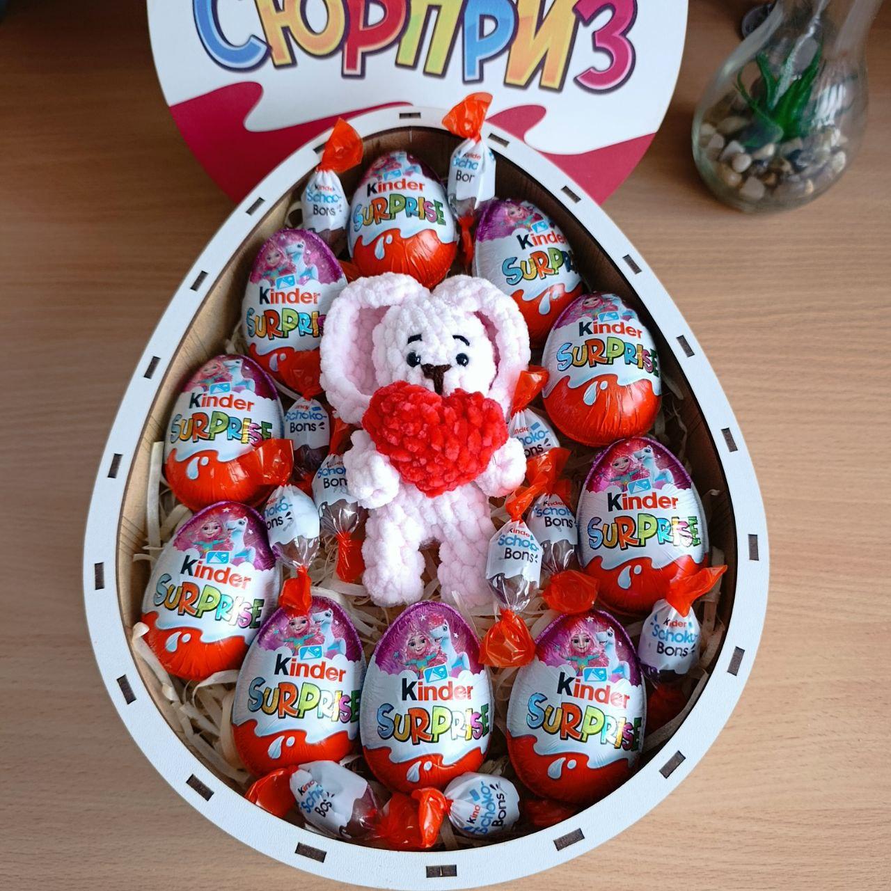 Бокс с киндерами и игрушкой (ar337)