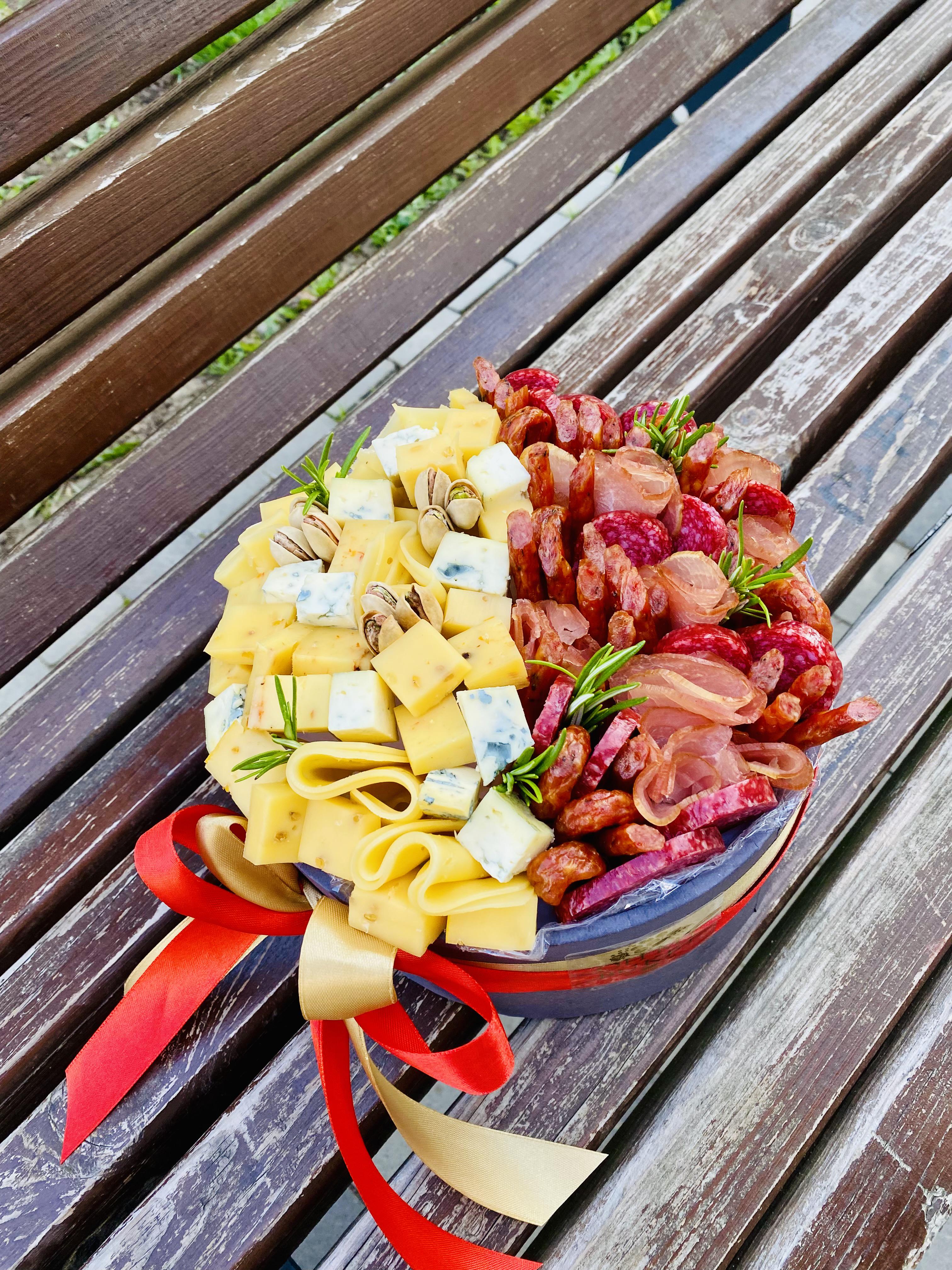 ​Подарочный бокс Ohmybuket с сырами/колбасами/орехами ø 30 см (OMB-2-2)