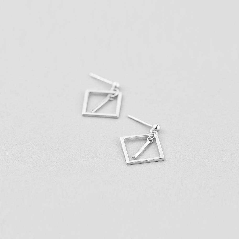 Серебряные серьги Minimal Игривость (4755)