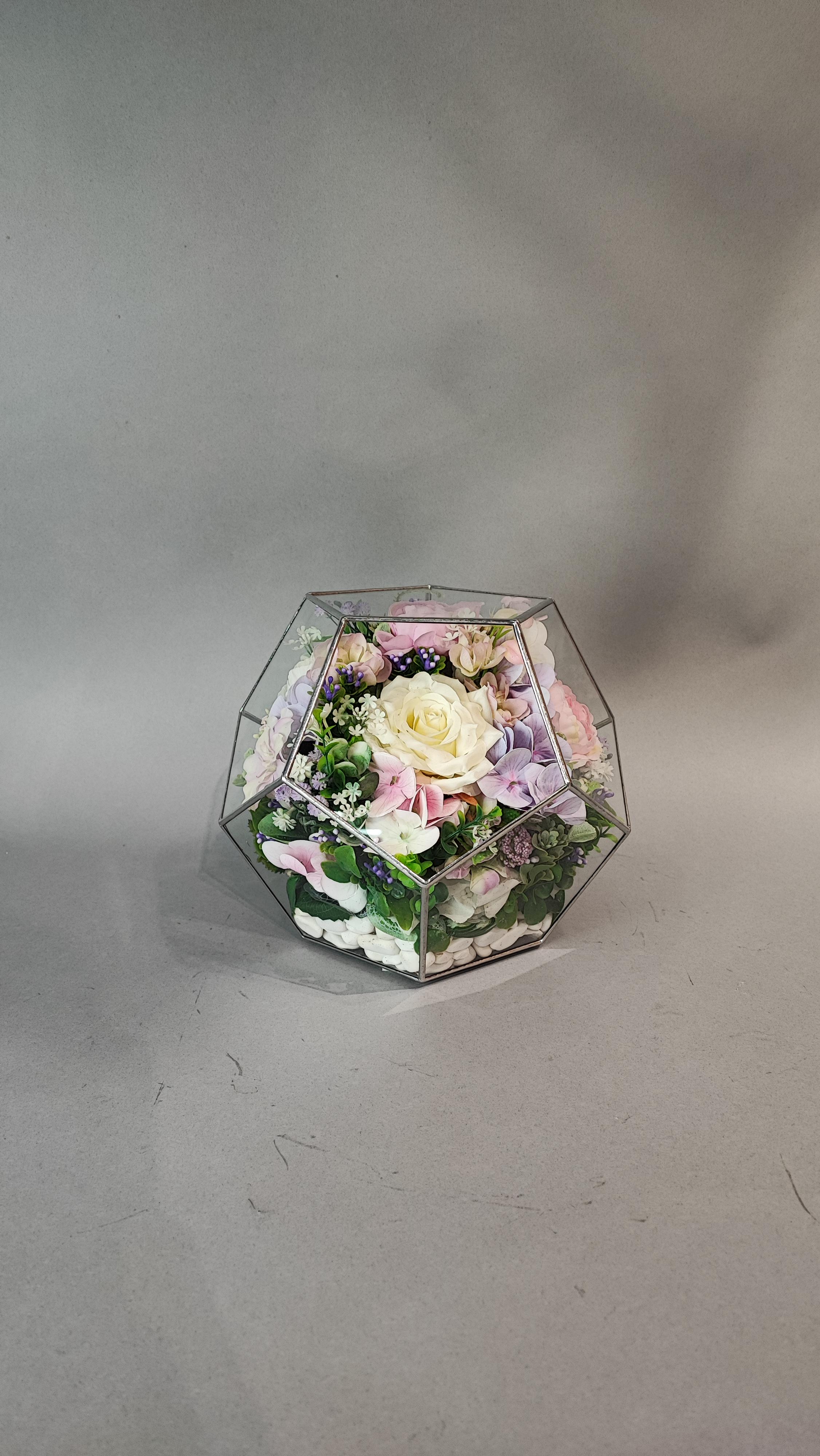 Искусственные цветы скорби траурные ритуальные под стеклом С самыми приятными воспоминаниями мяч 24х24х24 см