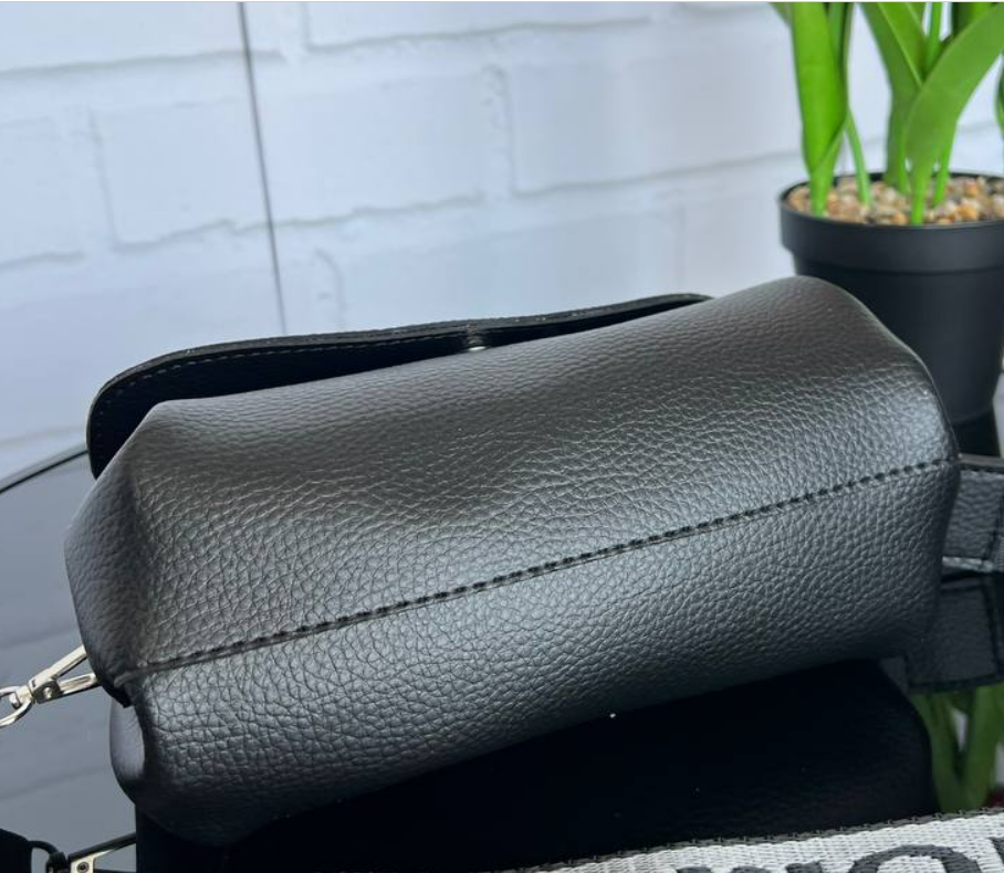 Сумка жіноча клатч крос-боді з екошкіри під клапаном на магніті 24х14 см Чорний (2683574762) - фото 6 Сумка жіноча клатч крос-боді з екошкіри під клапаном на магніті 24х14 см Чорний (2683574762) - фото 6