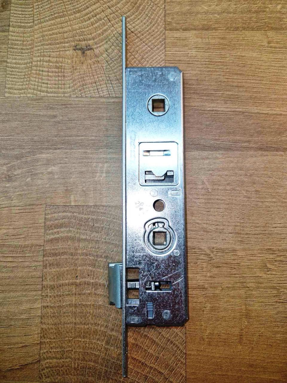 Замок сантехнічний для металопластикових дверей VORNE WC із засувкою та ригелем D25/90 - фото 3 Замок сантехнічний для металопластикових дверей VORNE WC із засувкою та ригелем D25/90 - фото 3